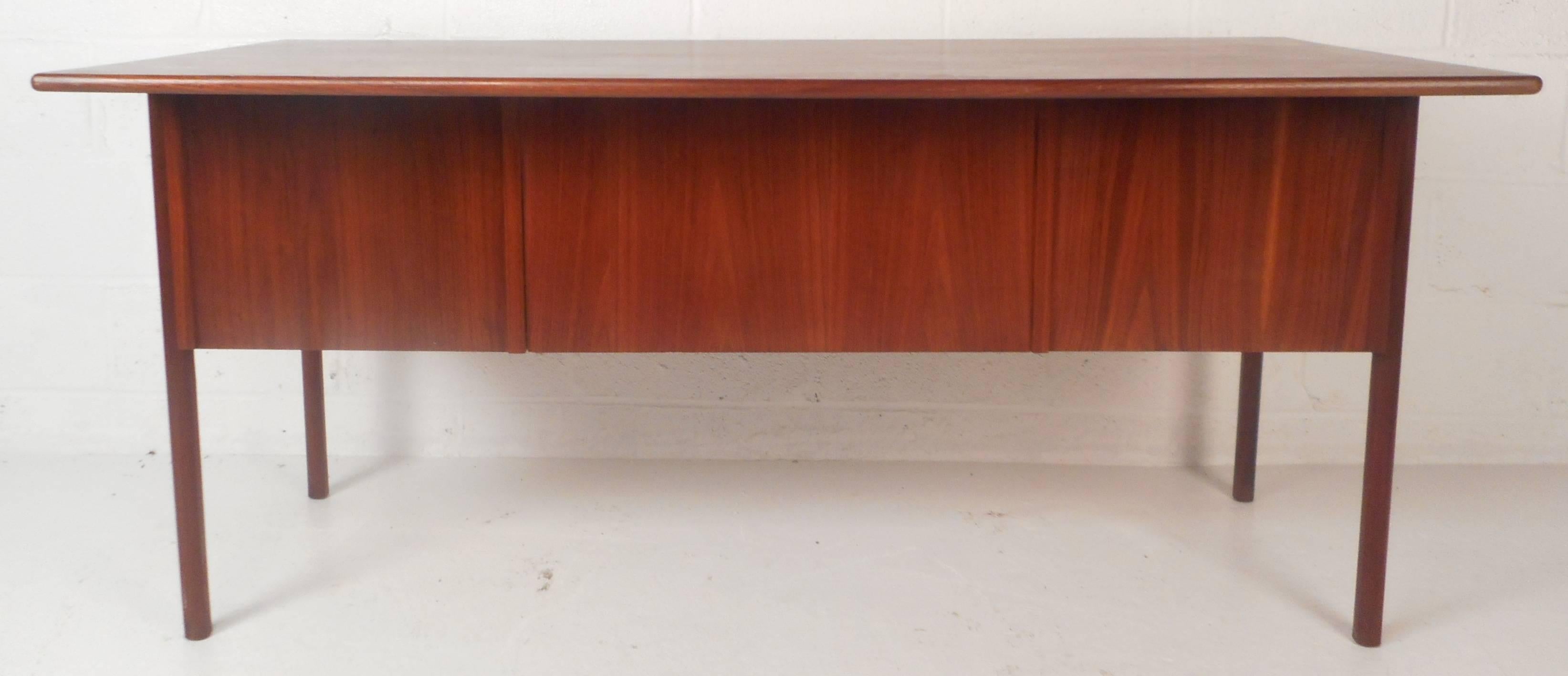 Large Mid-Century Modern Walnut Desk with a Finished Back In Good Condition In Brooklyn, NY