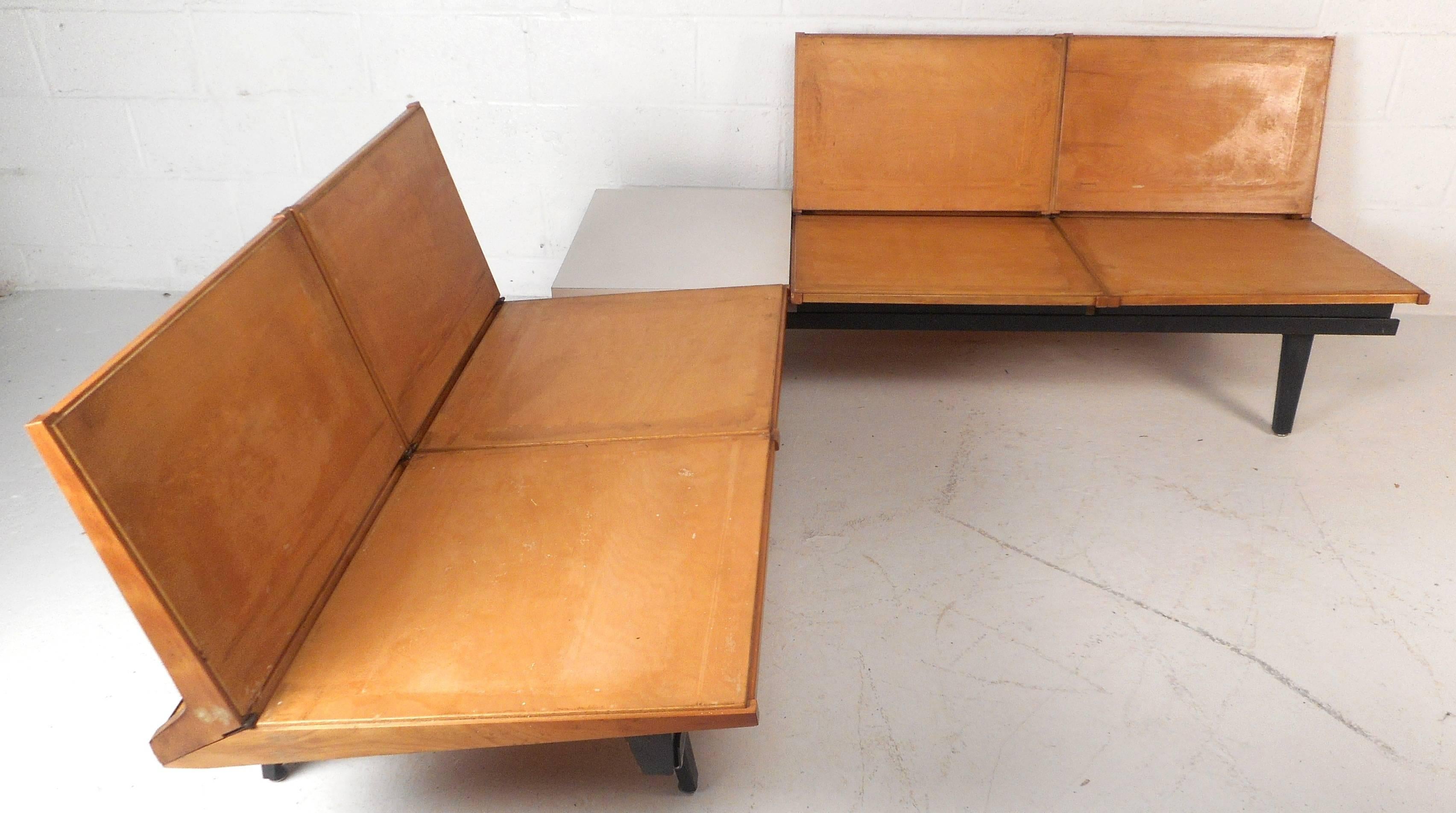 Metal Mid-Century Modern Lounge Chair Unit and Modular Table by Herman Miller