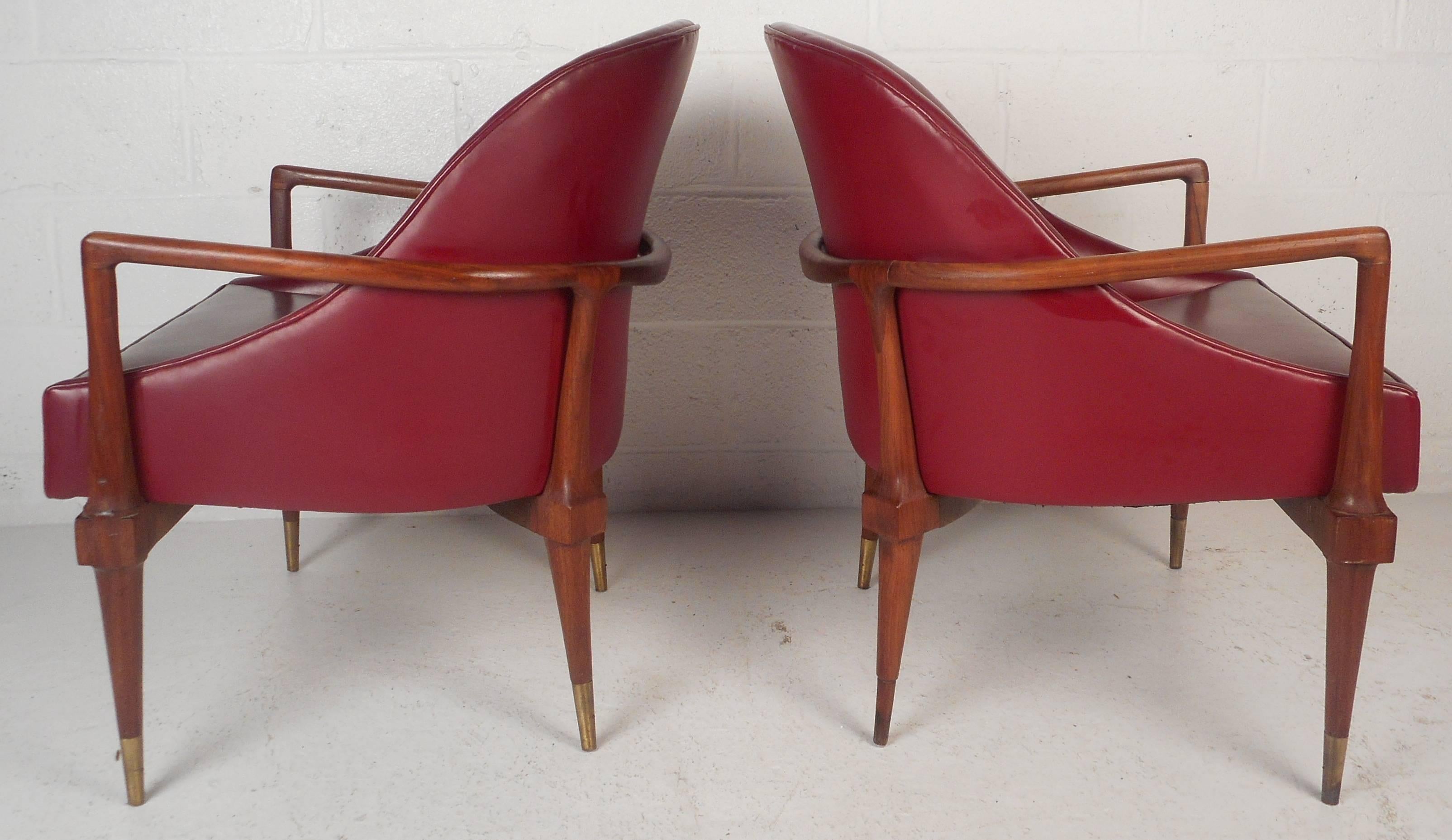 Unique Pair of Mid-Century Modern Walnut Side Chairs In Good Condition In Brooklyn, NY
