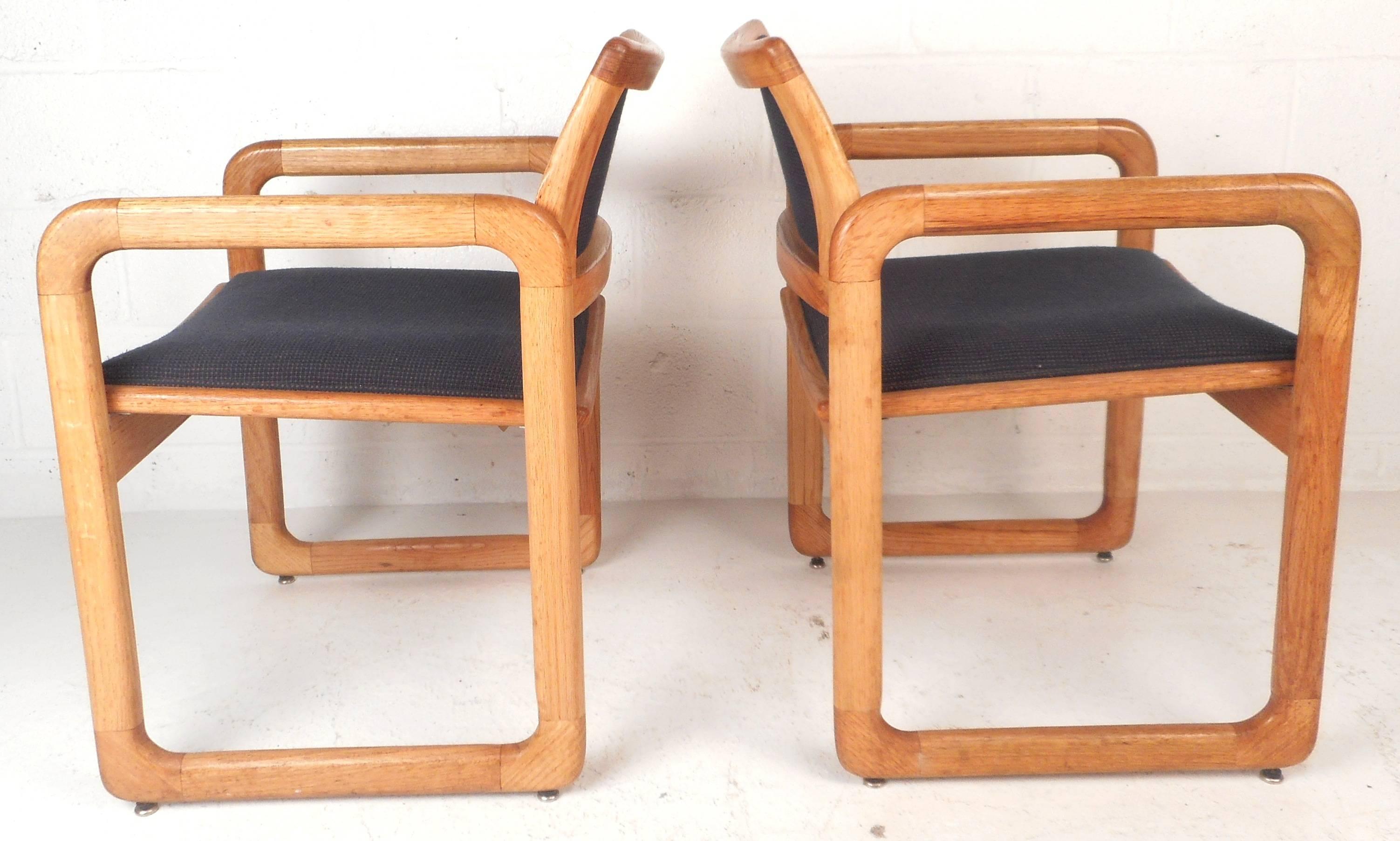 Mid-Century Modern Paire de fauteuils vintage en chêne sculpté par Madison Furniture en vente