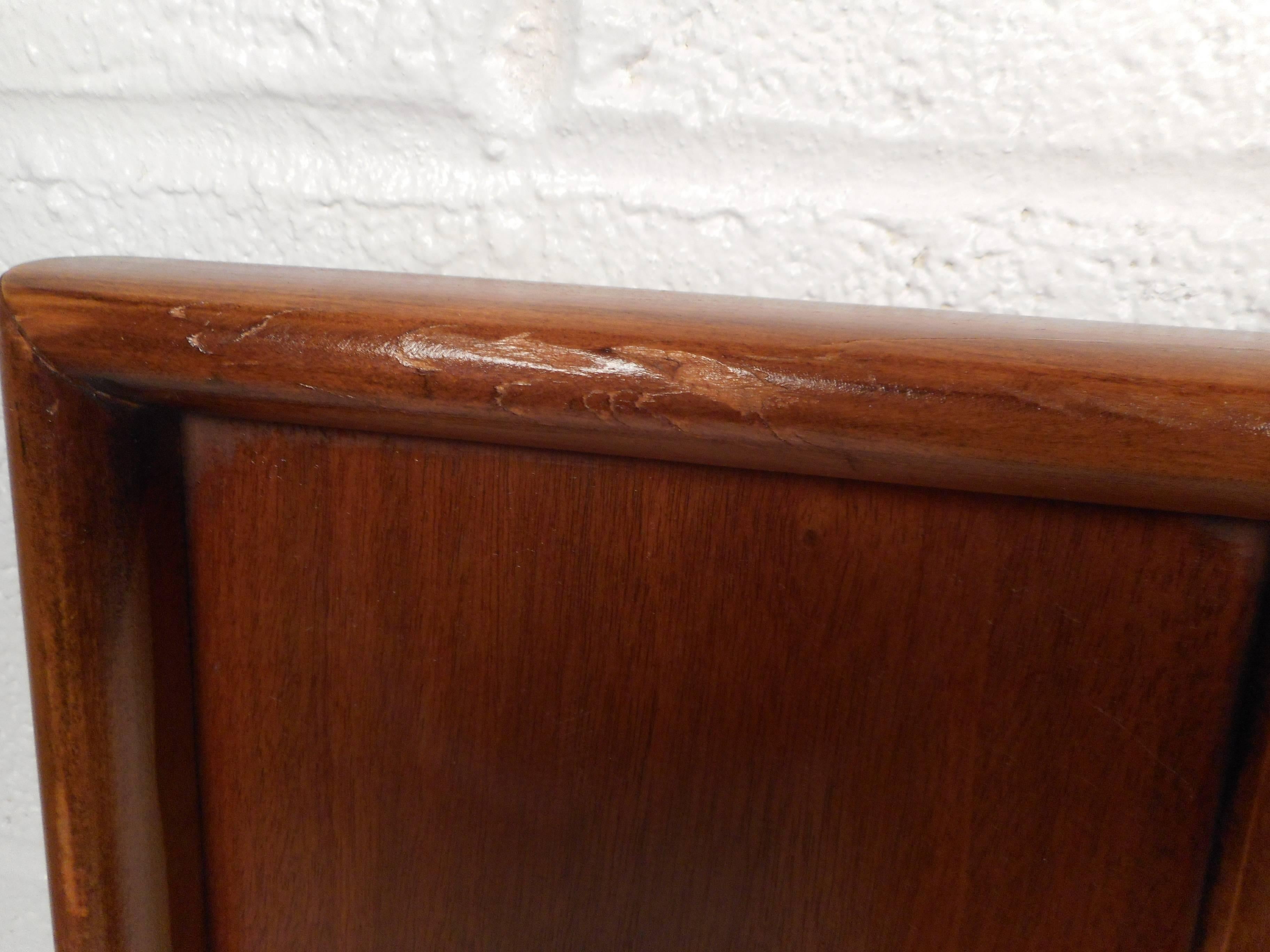 Unique Mid-Century Modern Walnut Queen Headboard by American of Martinsville In Good Condition In Brooklyn, NY