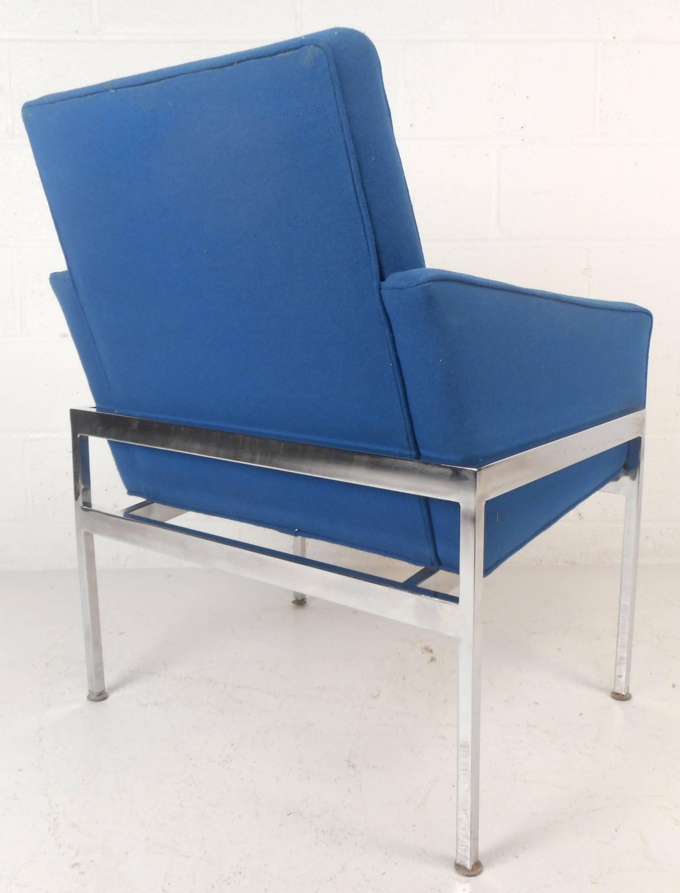 Mid-Century Modern Paire de chaises longues matelassées à cadre chromé de style mi-siècle moderne en vente
