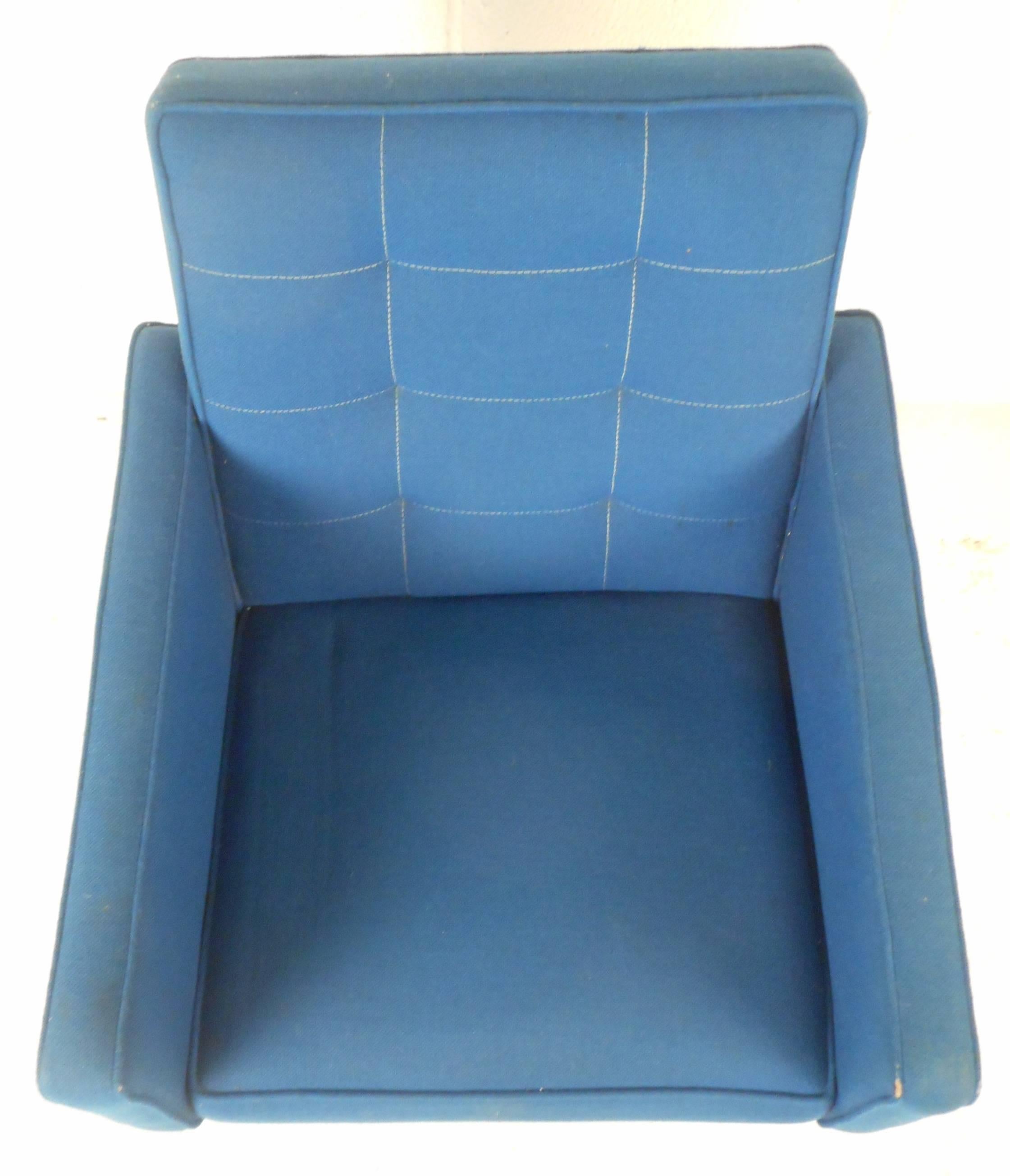 Fin du 20e siècle Paire de chaises longues matelassées à cadre chromé de style mi-siècle moderne en vente