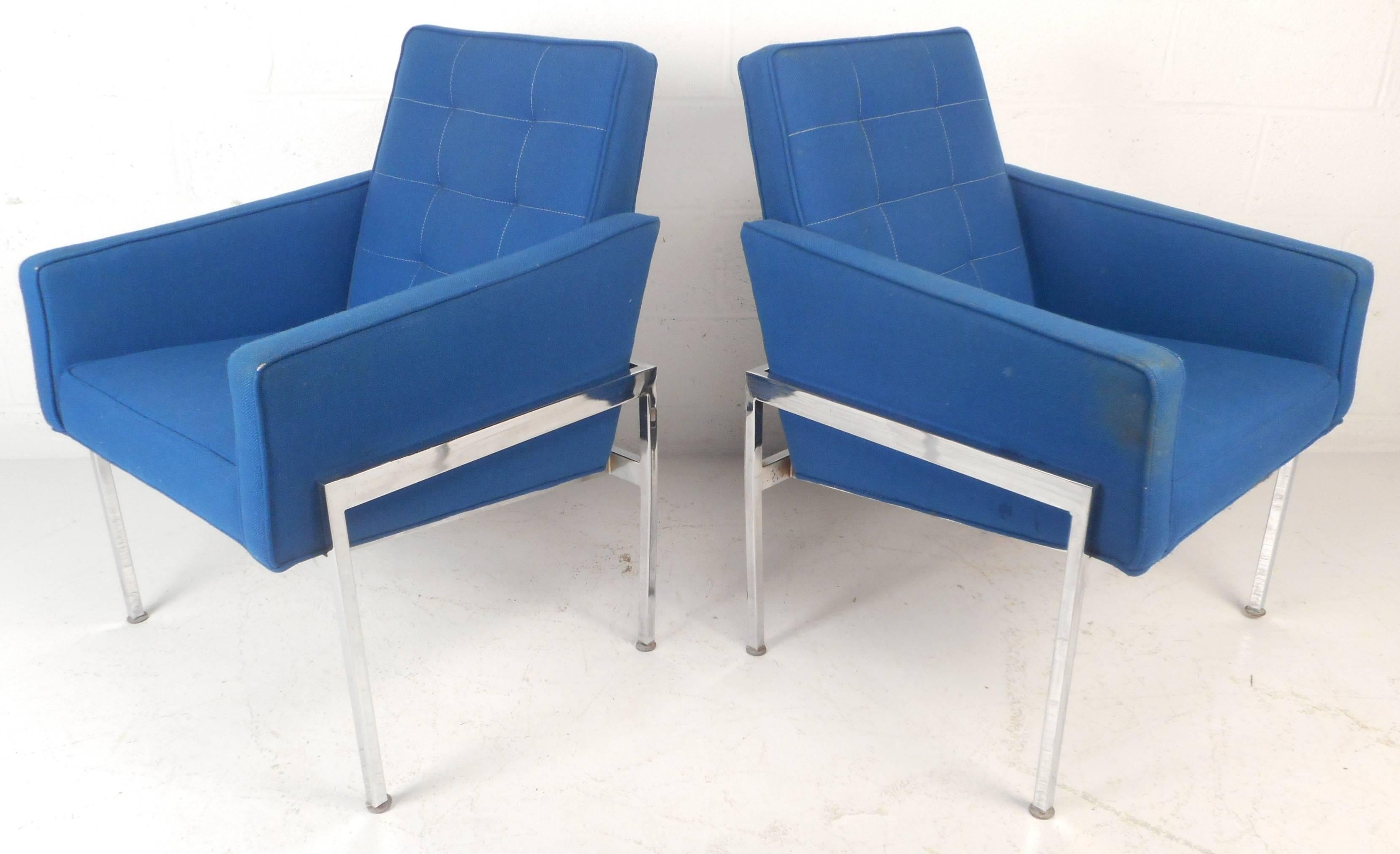 Tissu d'ameublement Paire de chaises longues matelassées à cadre chromé de style mi-siècle moderne en vente
