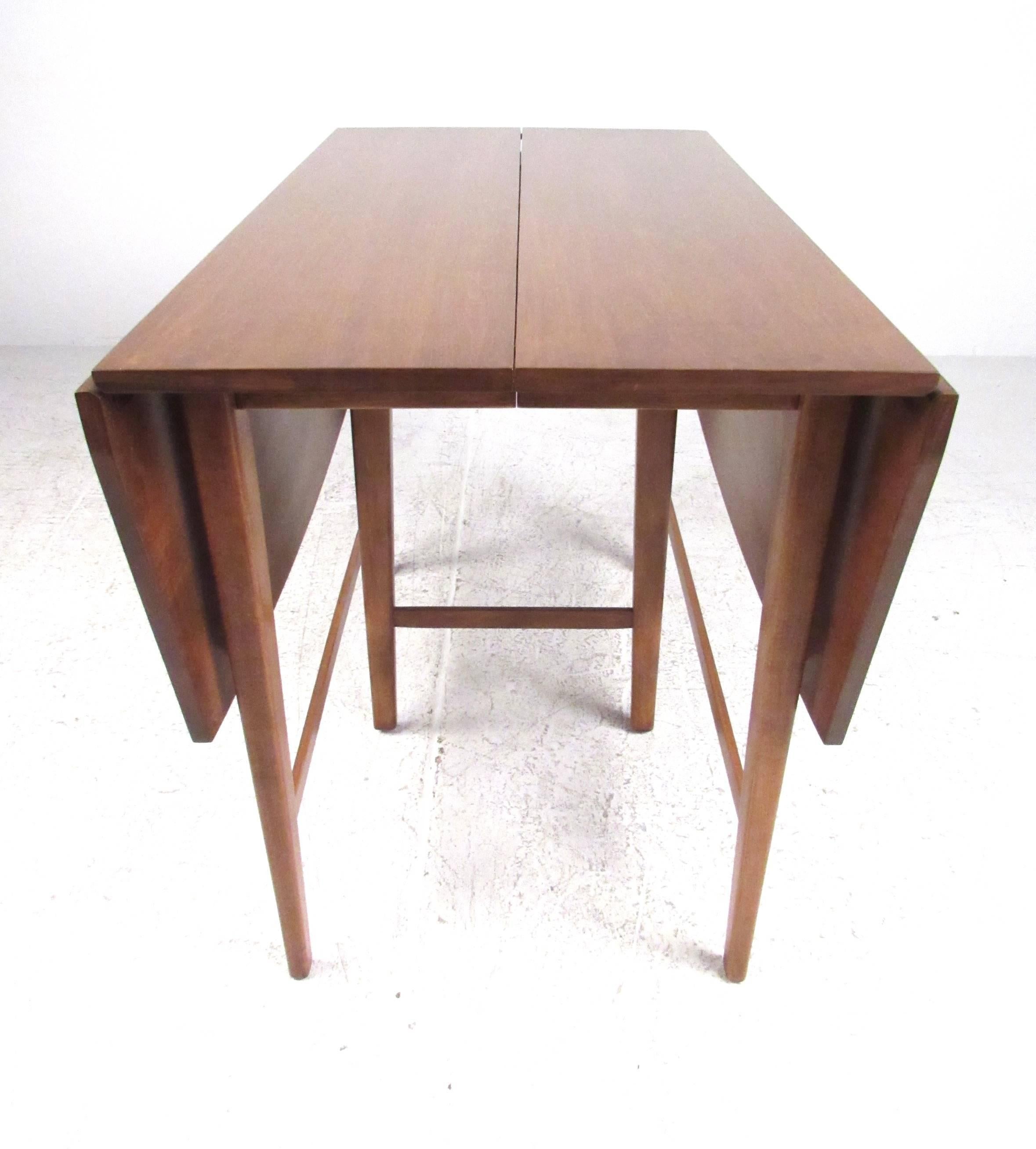 Solid maple expanding drop leaf dining table with two leaves designed by Paul McCobb for the Planner Group furniture line. Expands from 52.5