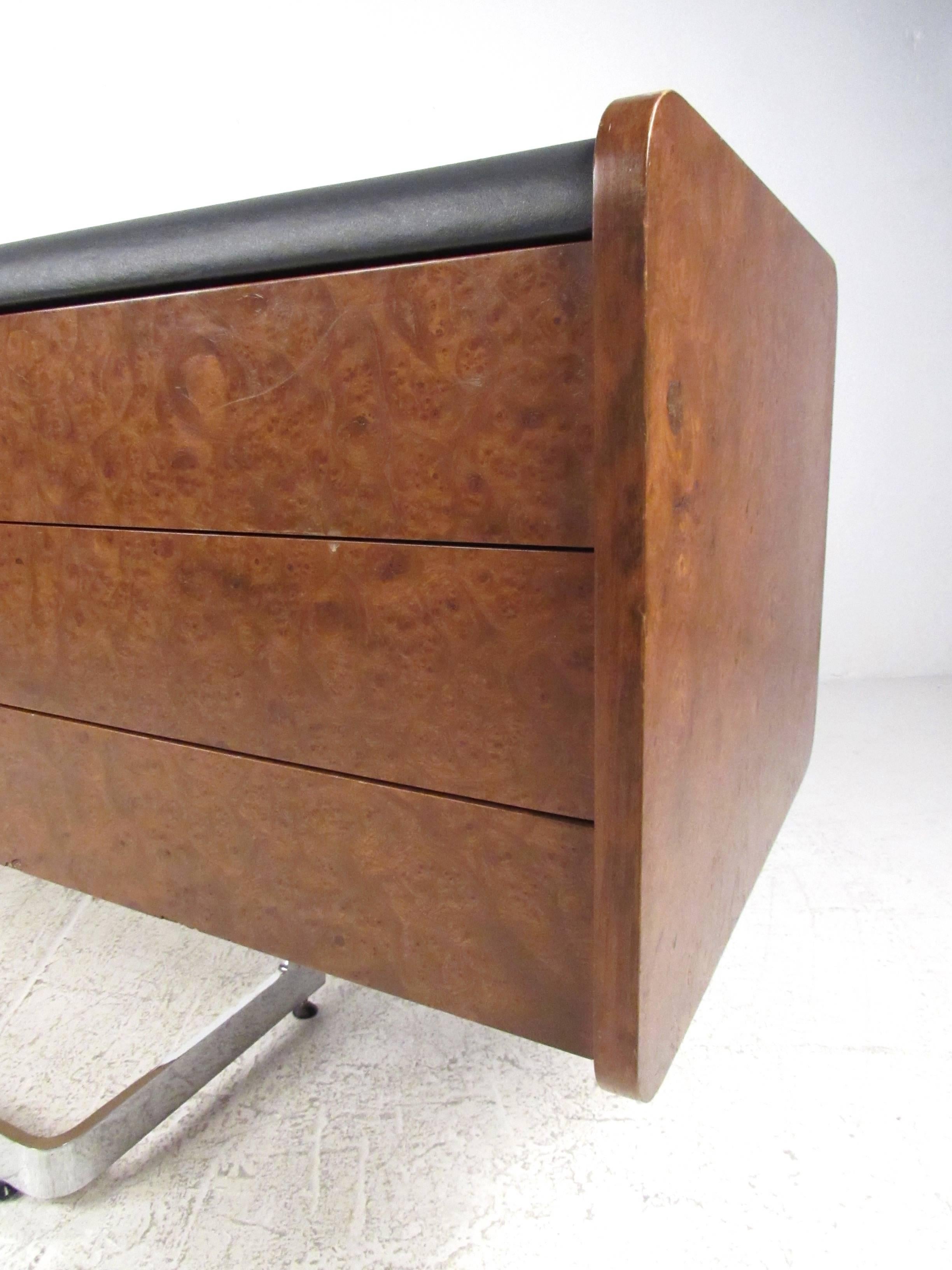 Mid-Century Modern Ste. Crédence Marie & Laurent en bois de broussin et chrome en vente