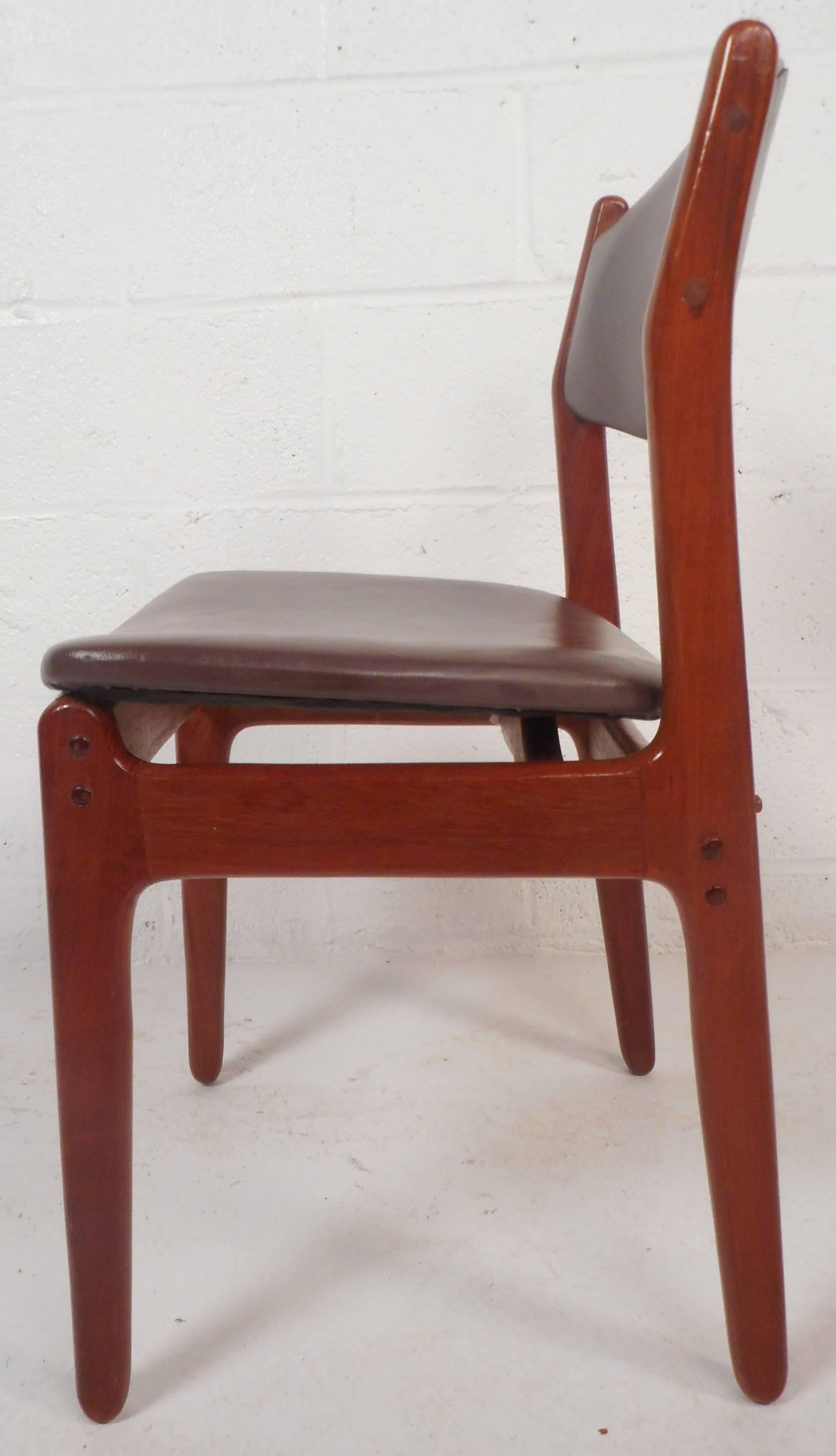 Mid-Century Modern Ensemble de six chaises de salle à manger danoises en teck de style moderne du milieu du siècle dernier en vente