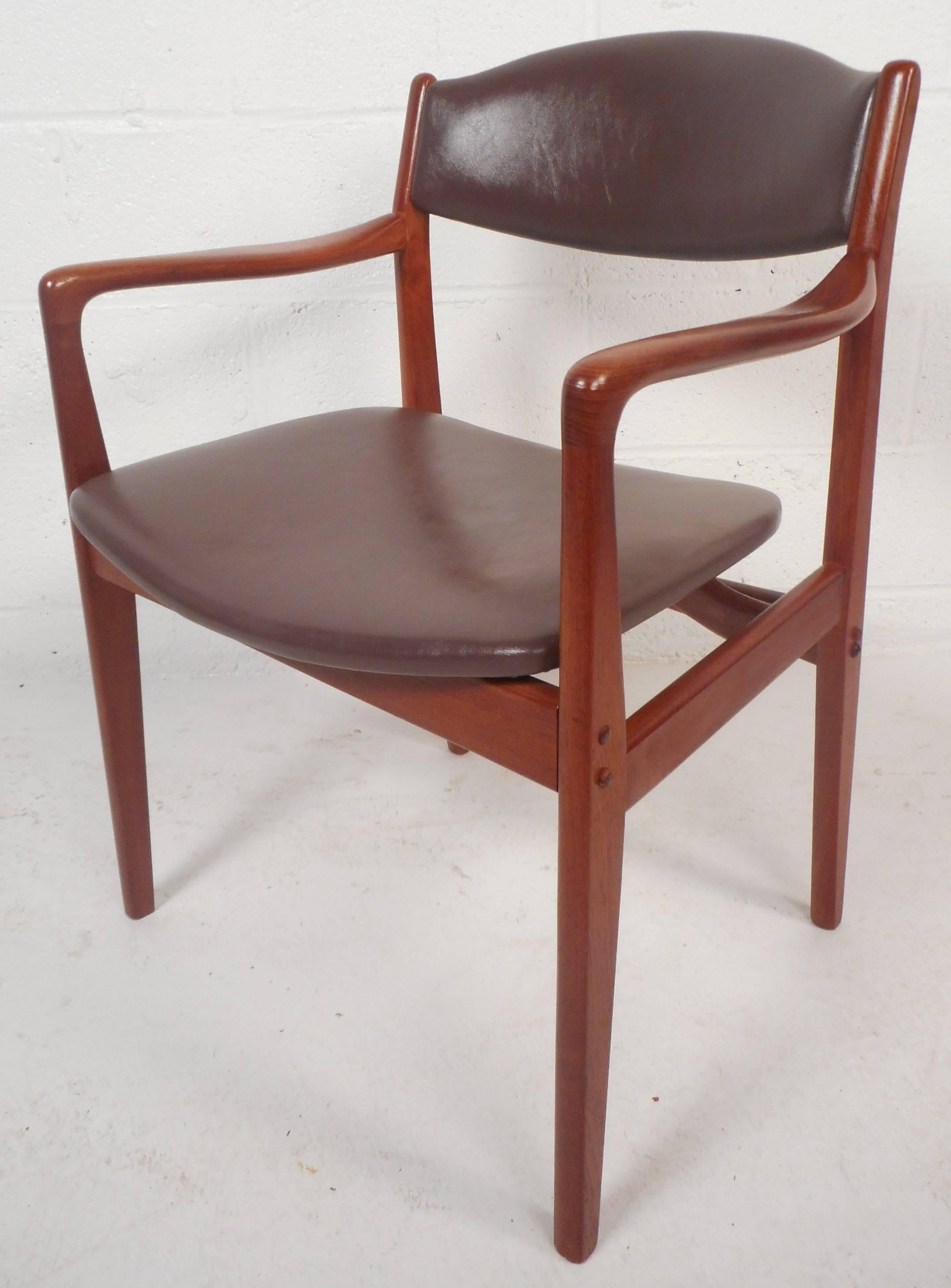 Fin du 20e siècle Ensemble de six chaises de salle à manger danoises en teck de style moderne du milieu du siècle dernier en vente