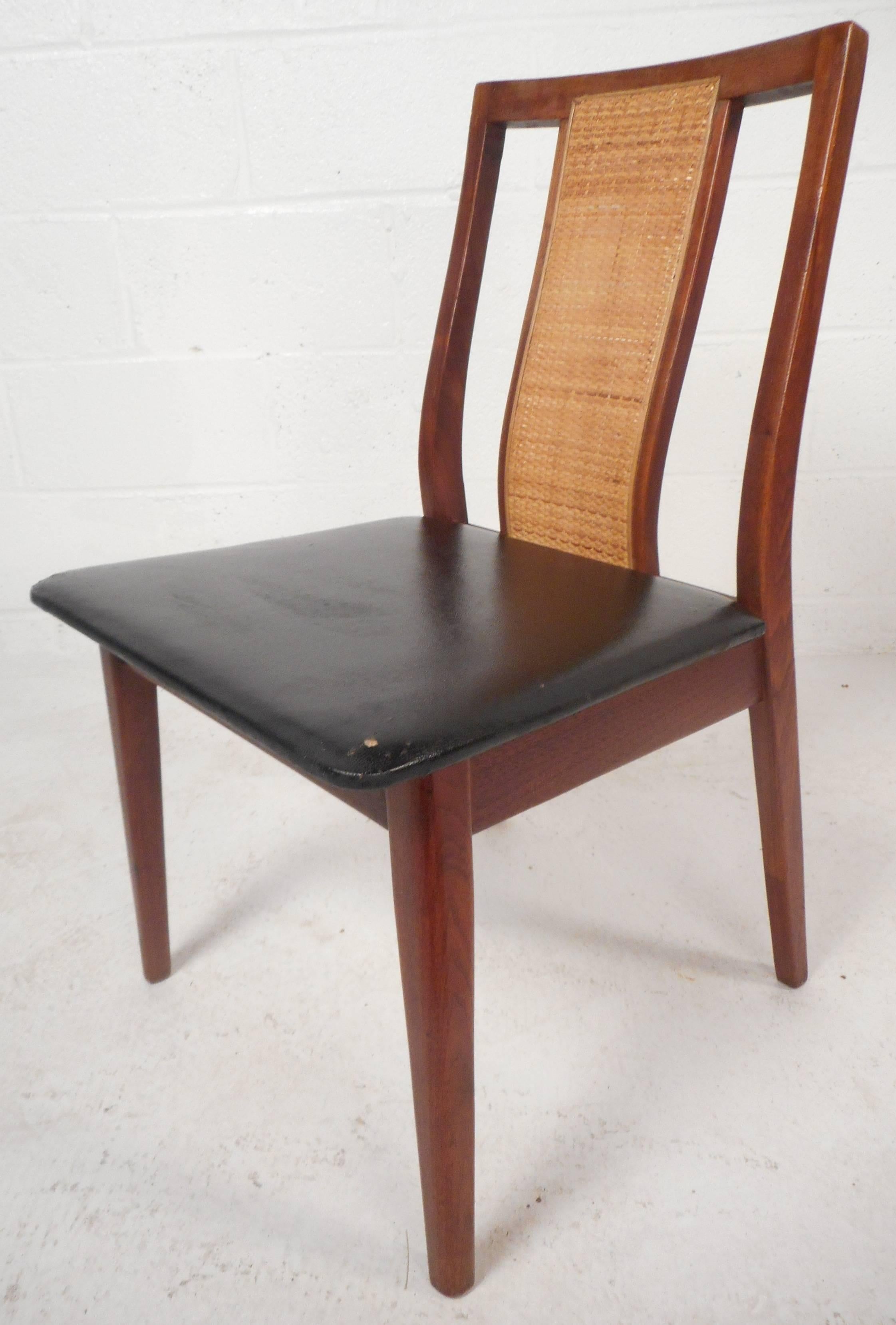 Mid-Century Modern Ensemble de six chaises de salle à manger de style mi-siècle moderne dans le style d'Edward Wormley en vente