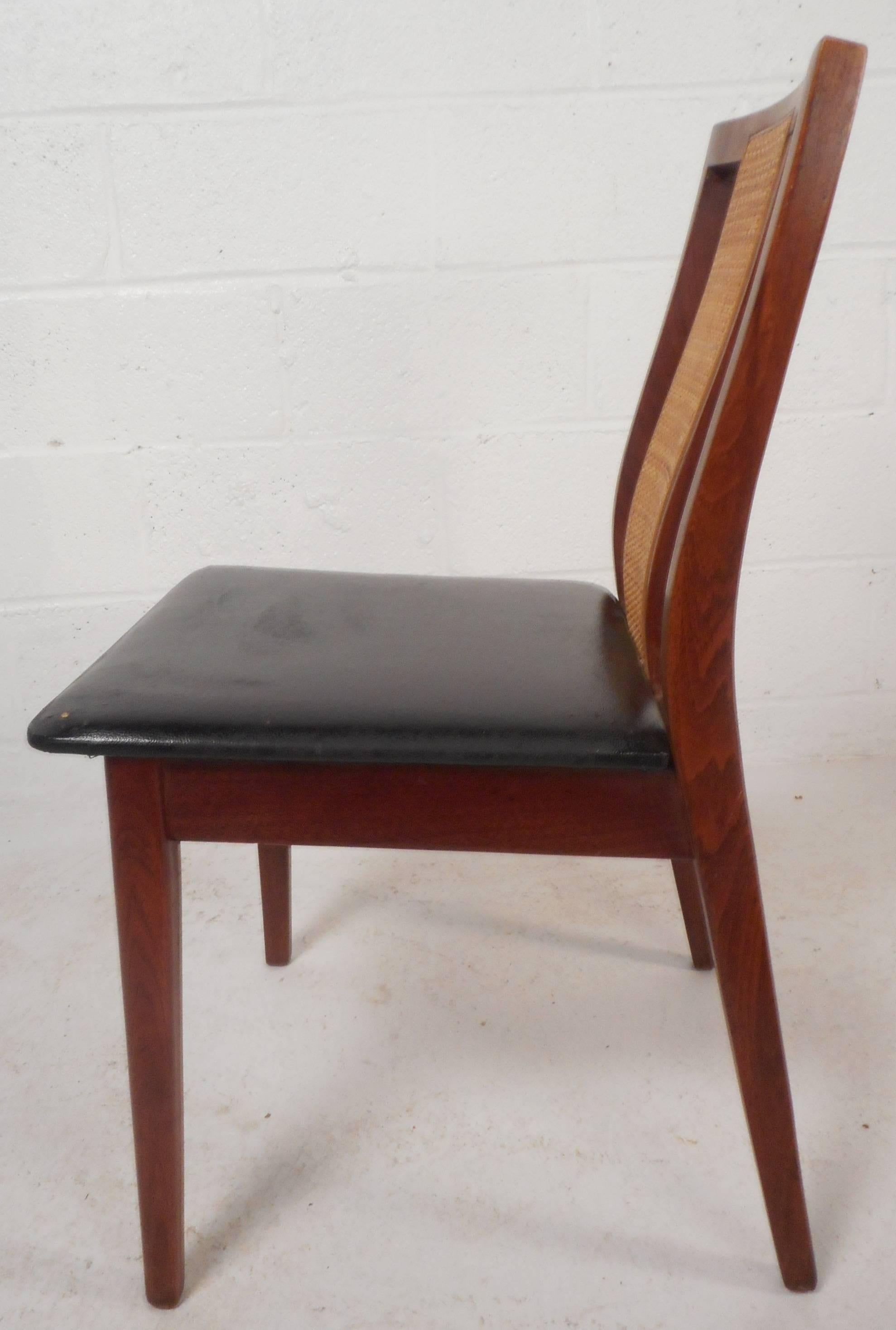 Mid-20th Century Set of Six Mid-Century Modern Dining Chairs in the Style of Edward Wormley For Sale
