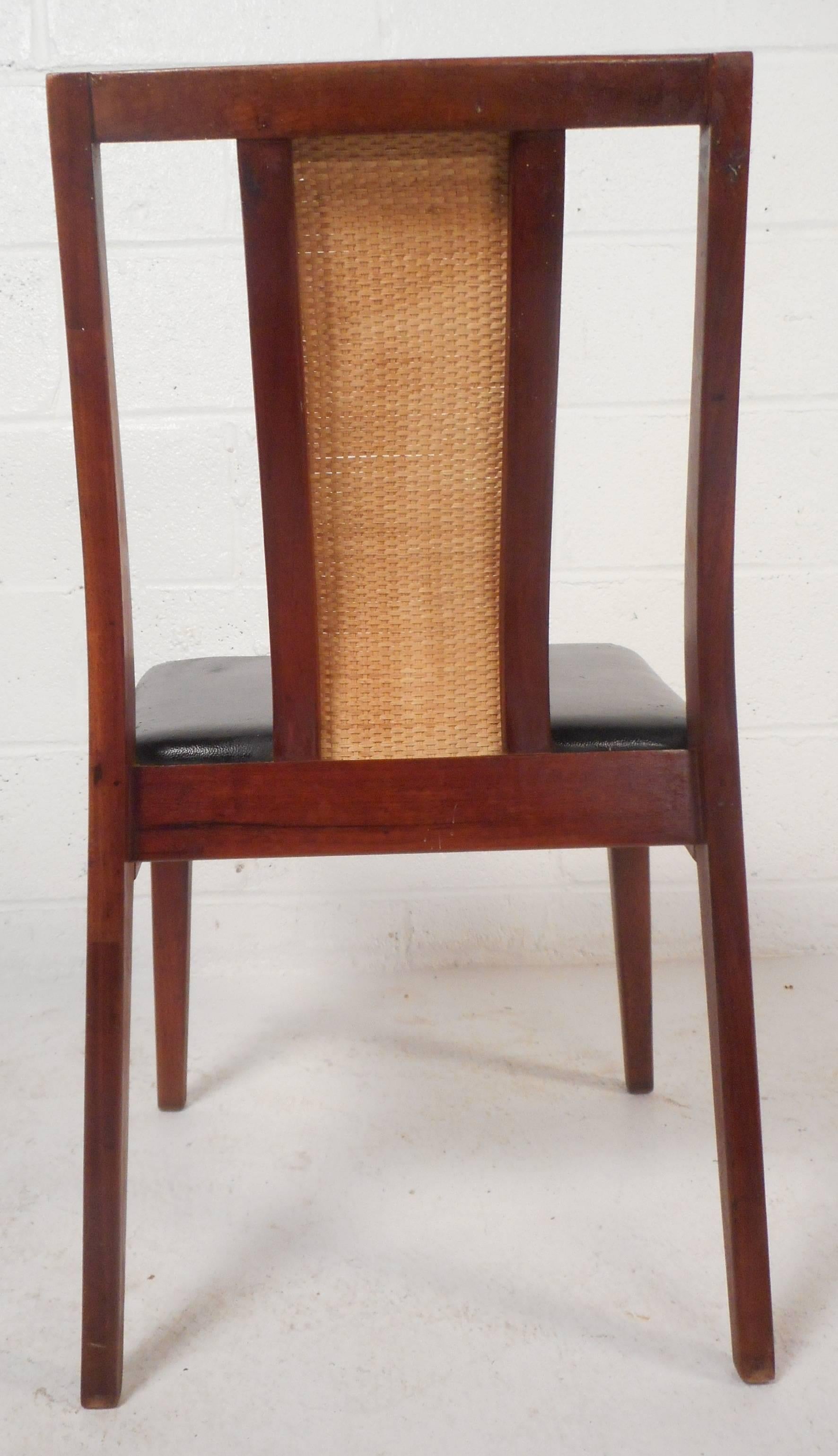 Imitation cuir Ensemble de six chaises de salle à manger de style mi-siècle moderne dans le style d'Edward Wormley en vente