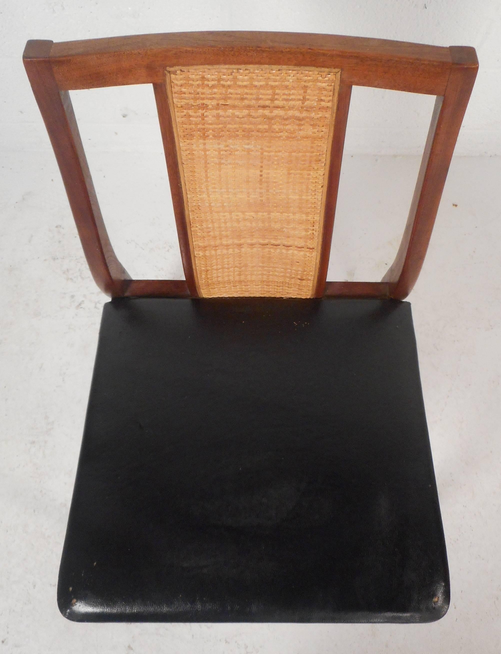 Ensemble de six chaises de salle à manger de style mi-siècle moderne dans le style d'Edward Wormley en vente 1