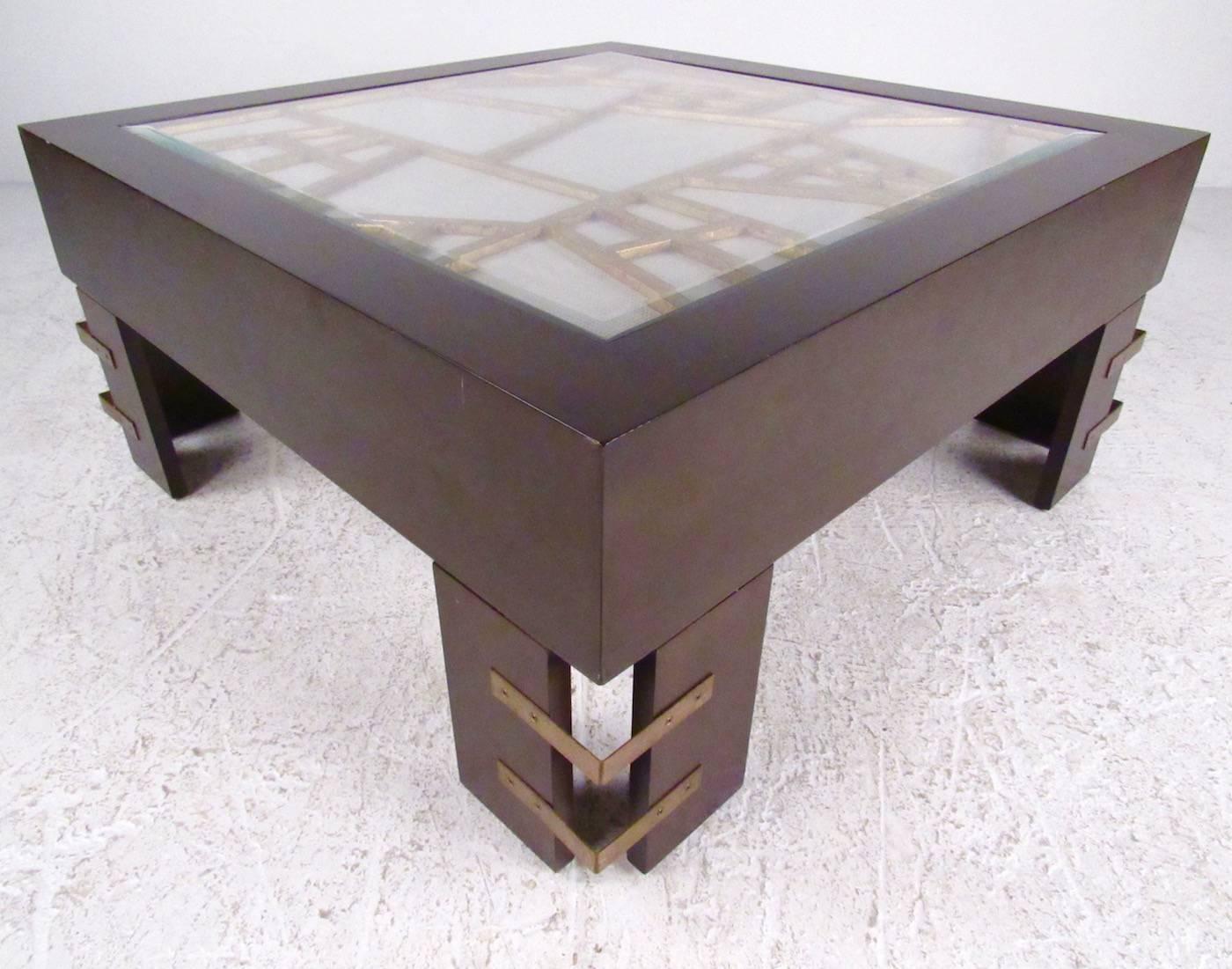 Contemporary Modern Decorator Coffee Table In Good Condition For Sale In Brooklyn, NY