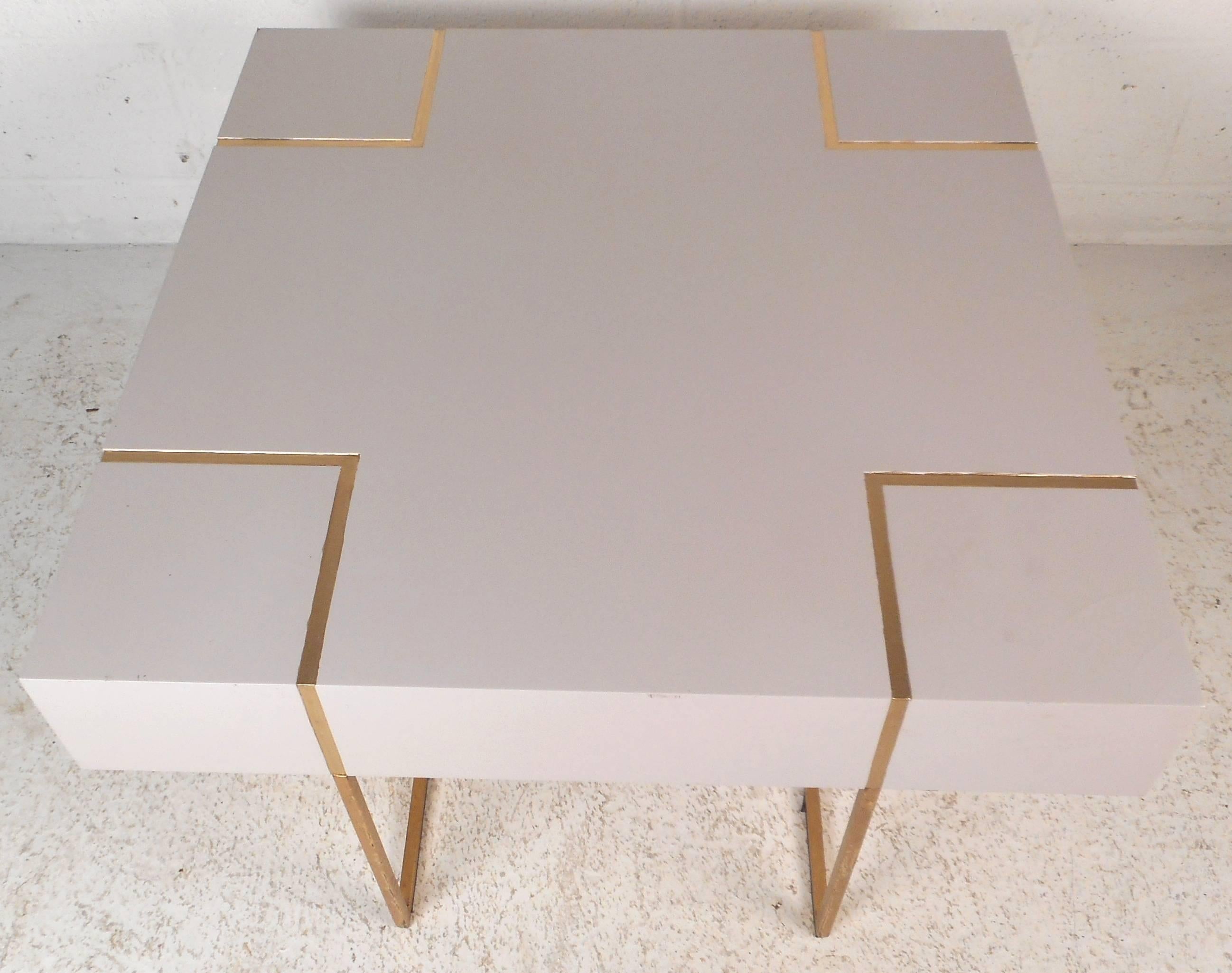 Mid-Century Modern Contemporary Modern Decorator Coffee Table For Sale