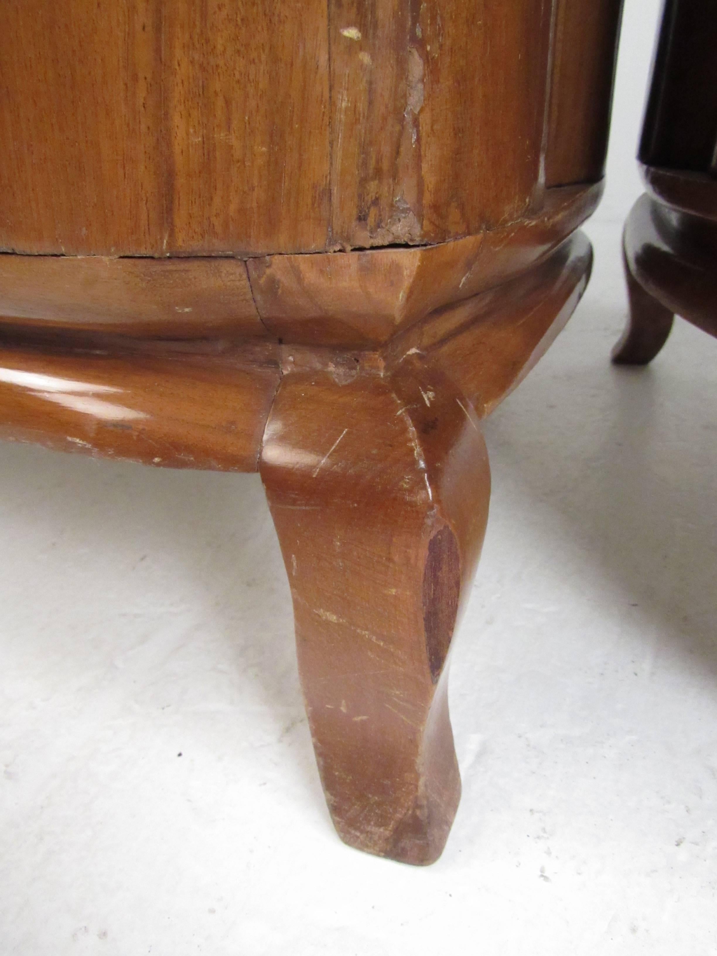 Tissu d'ameublement Paire de chaises d'appoint italiennes vintage à dossier baril en vente