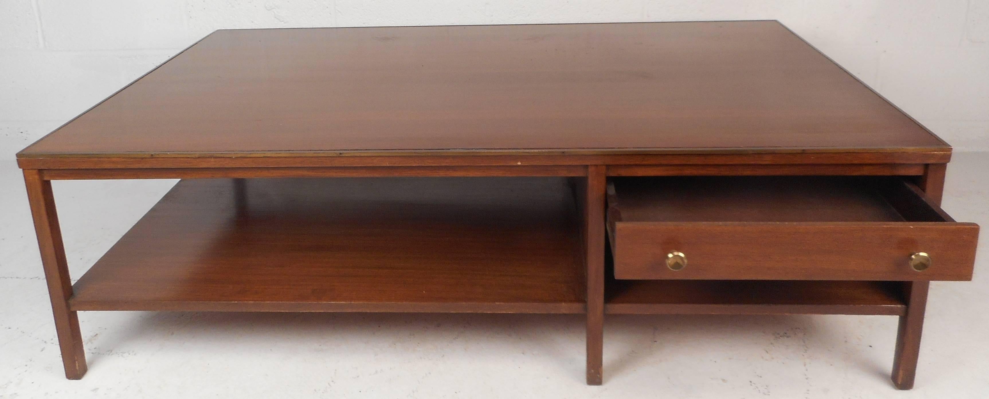 American Mid-Century Modern Walnut Coffee Table in the Style of Paul McCobb For Sale