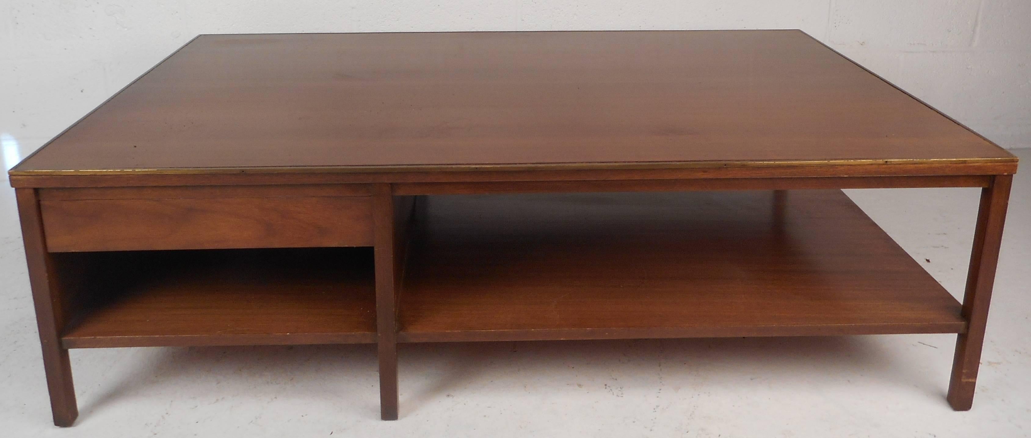 Mid-Century Modern Walnut Coffee Table in the Style of Paul McCobb In Good Condition For Sale In Brooklyn, NY