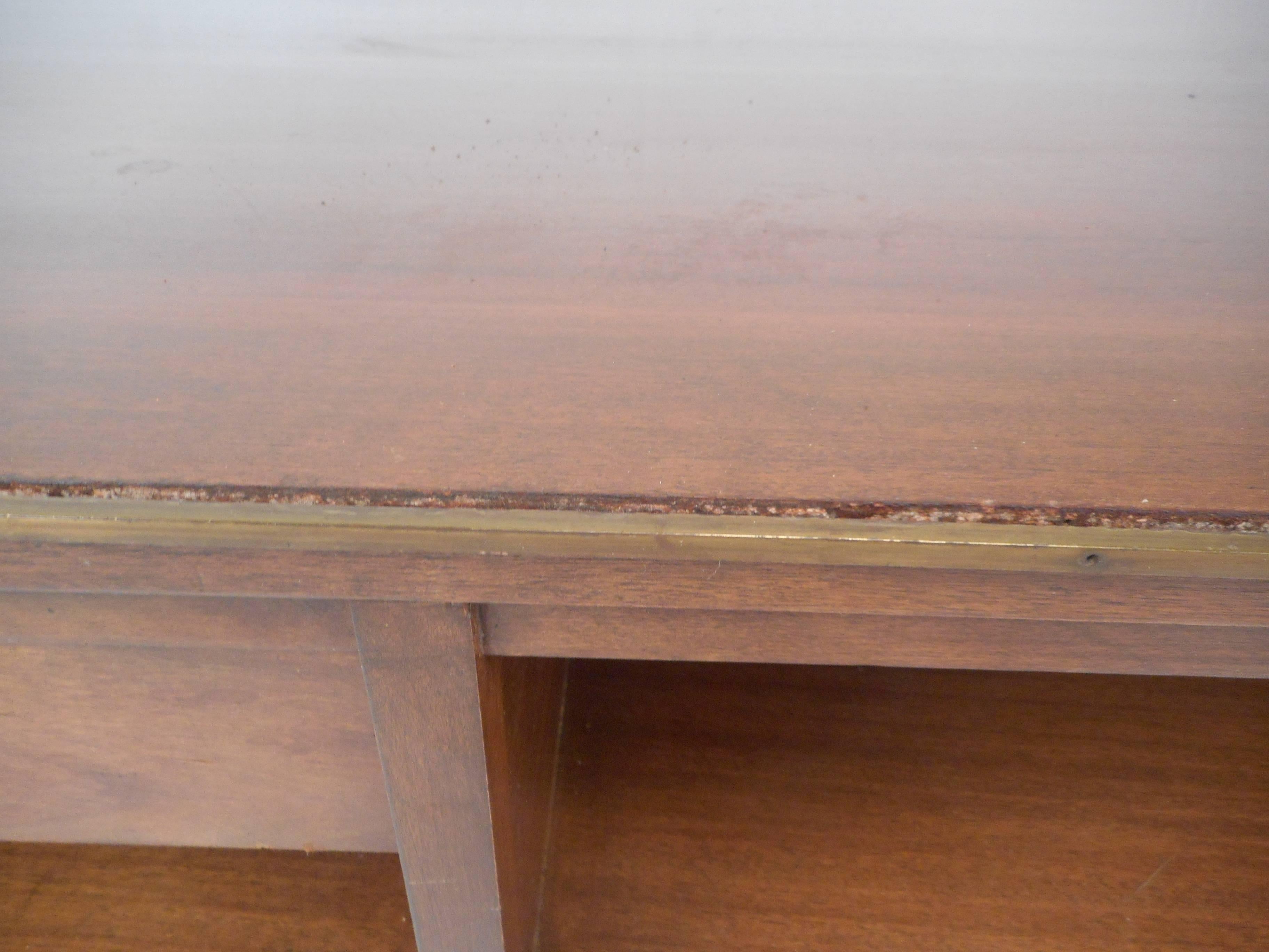 Mid-Century Modern Walnut Coffee Table in the Style of Paul McCobb For Sale 1