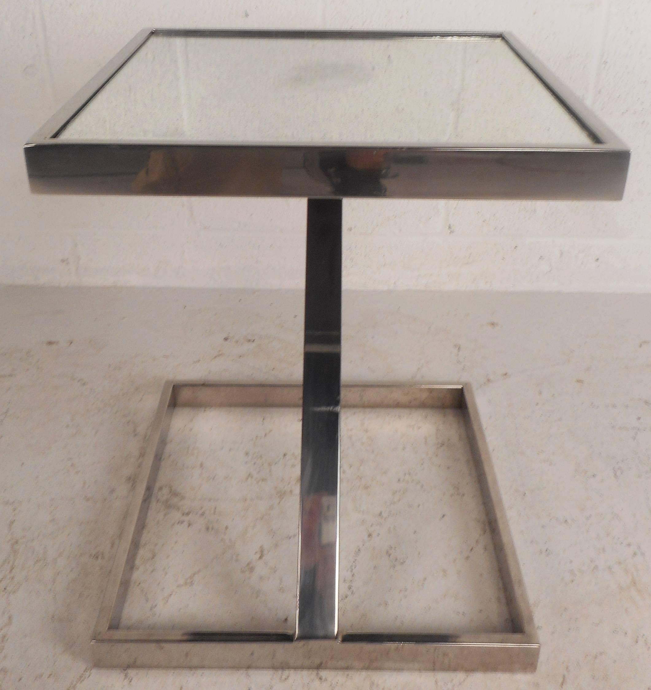 Mid-Century Modern Milo Baughman Style End Table In Good Condition In Brooklyn, NY