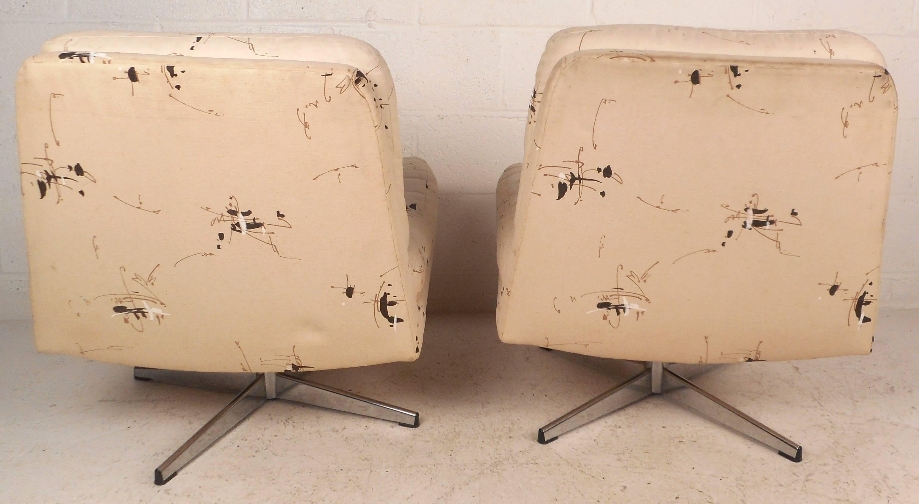 Mid-Century Modern Swivel Lounge Chairs in the Style of Milo Baughman In Good Condition In Brooklyn, NY