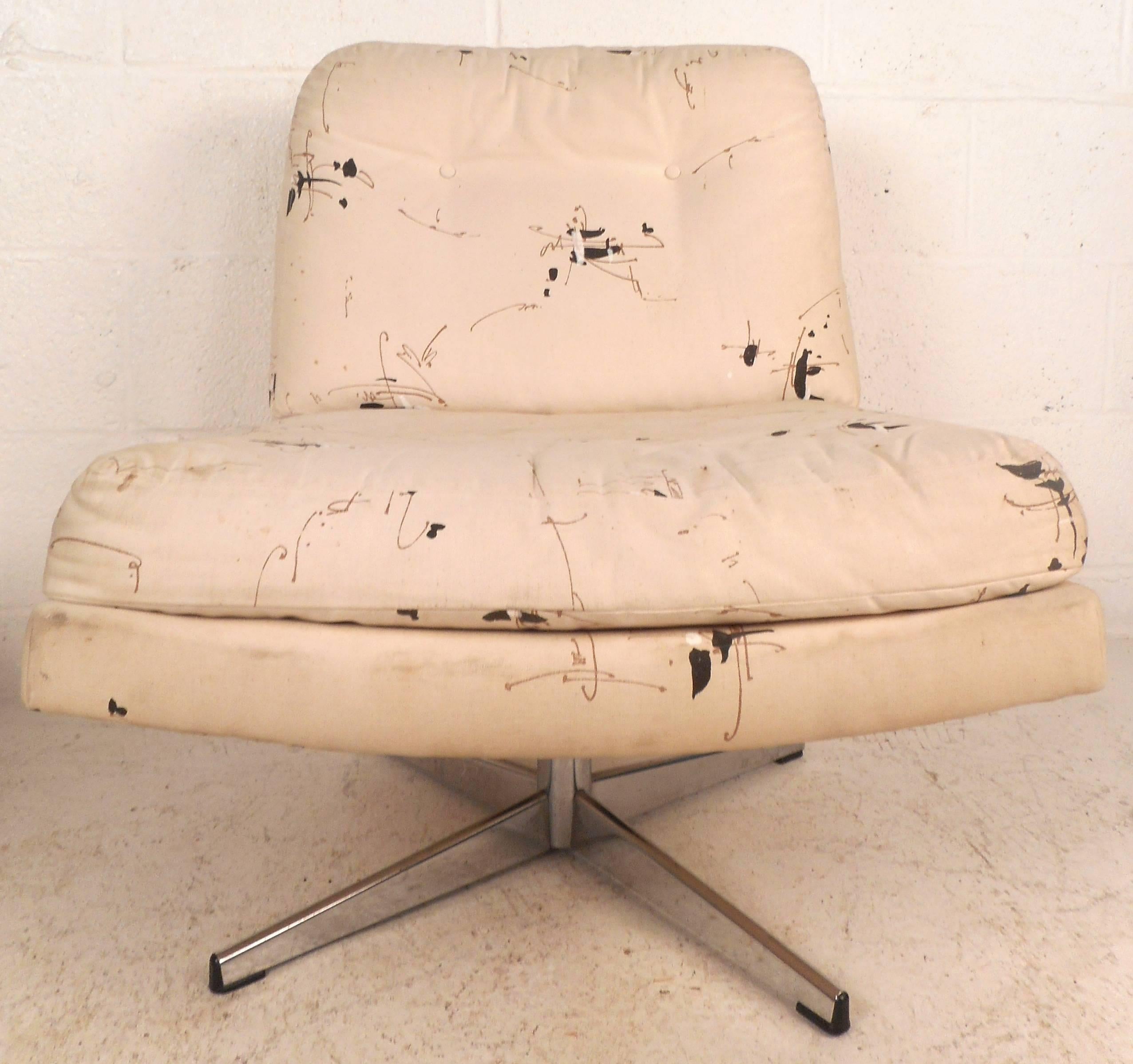 Late 20th Century Mid-Century Modern Swivel Lounge Chairs in the Style of Milo Baughman