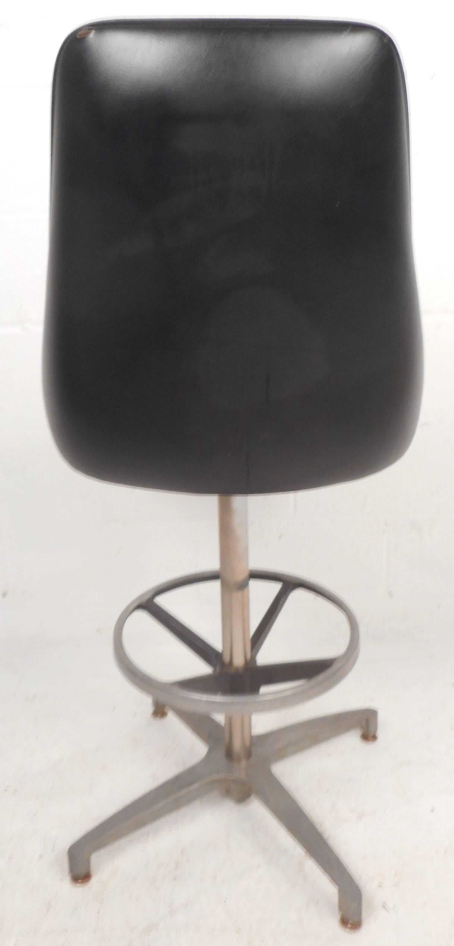 Set of Mid-Century Modern Swivel Bar Stools 1