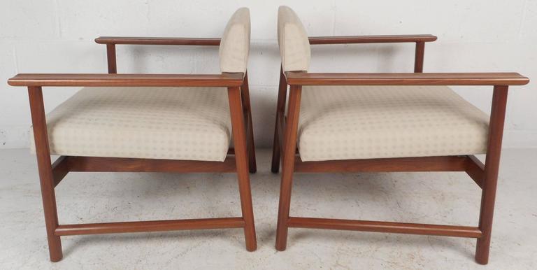 Mid-Century Modern Armchairs In Good Condition For Sale In Brooklyn, NY