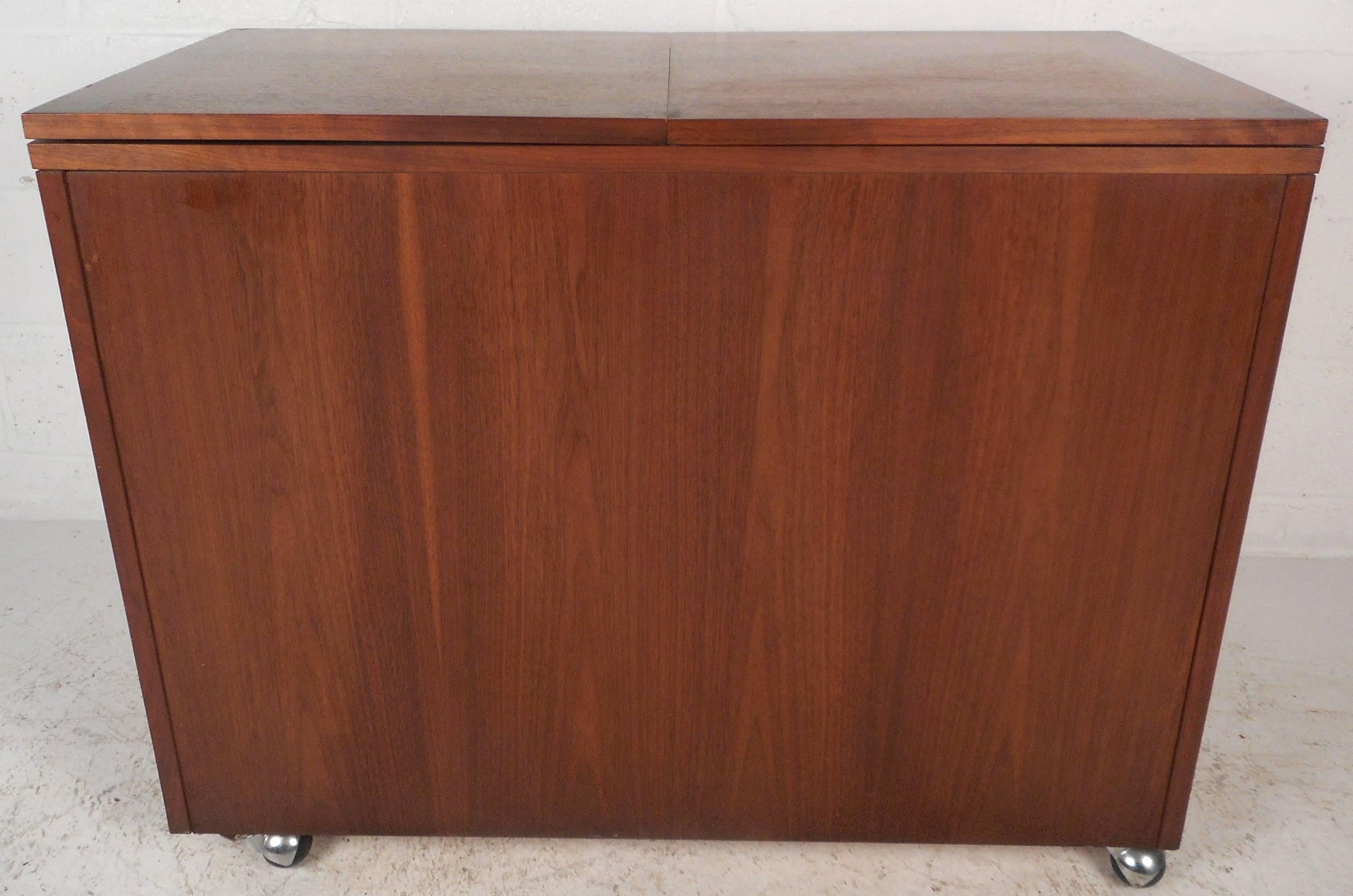 Mid-Century Modern Rosewood and Walnut Flip Top Bar by Lane Furniture In Good Condition In Brooklyn, NY