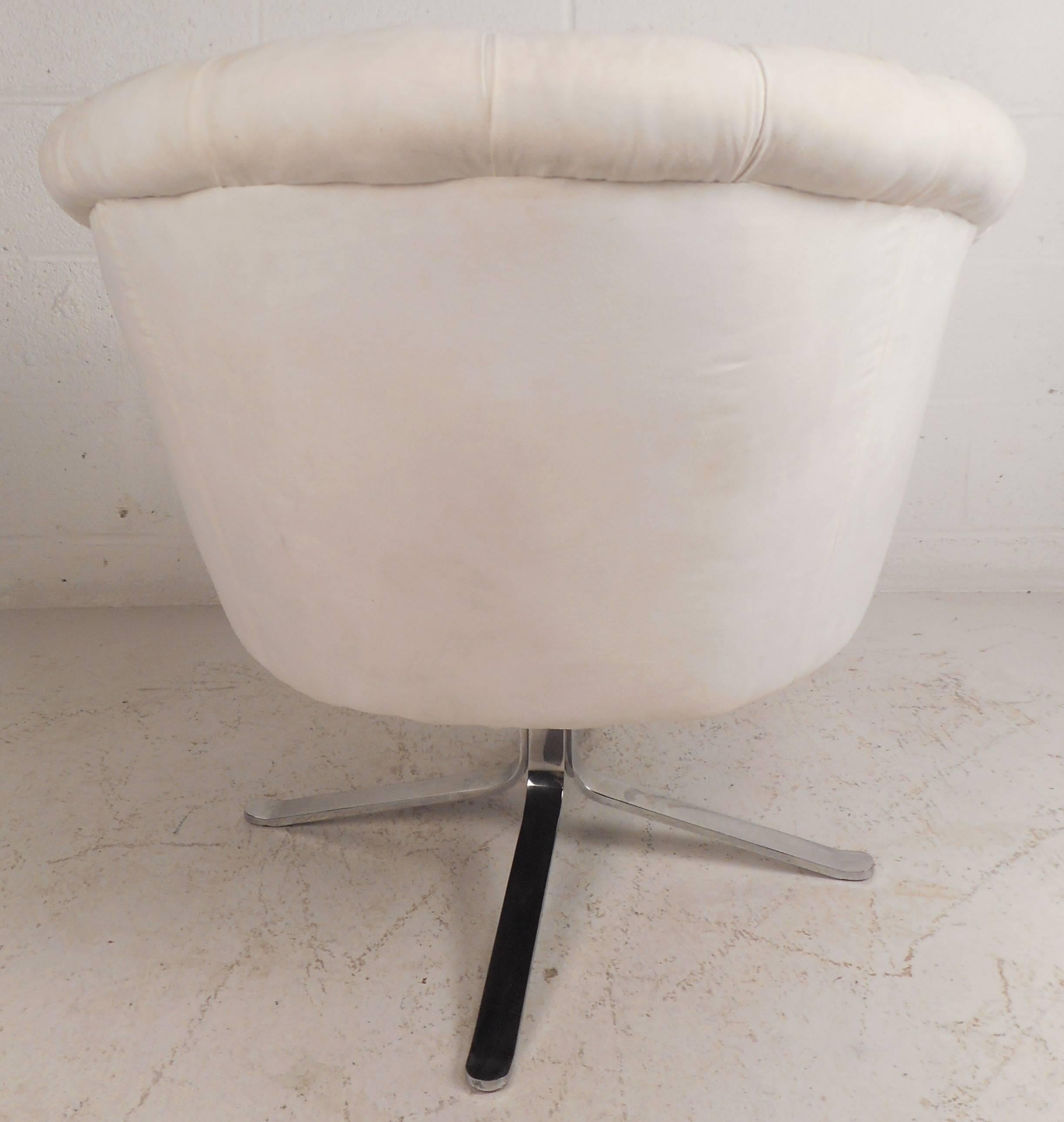 Mid-Century Modern Tufted Swivel Lounge Chair in the Style of Ward Bennett In Good Condition In Brooklyn, NY