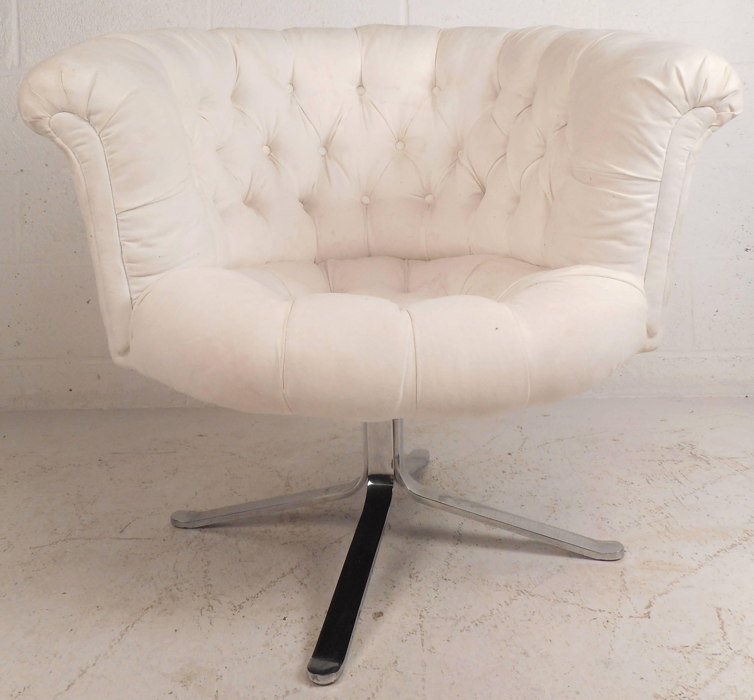 Late 20th Century Mid-Century Modern Tufted Swivel Lounge Chair in the Style of Ward Bennett