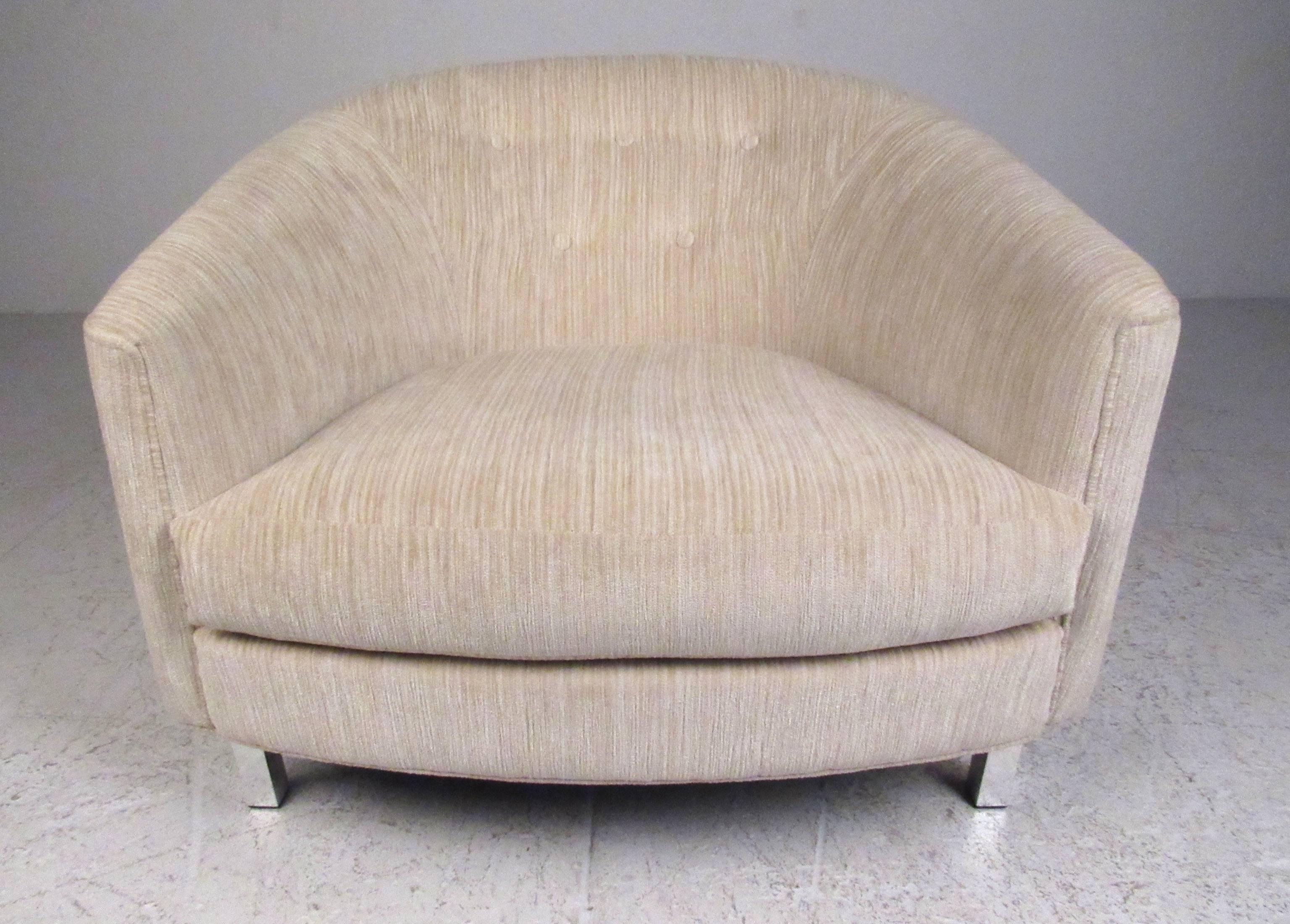 American Barrel Back Lounge Chairs in the Style of Milo Baughman For Sale