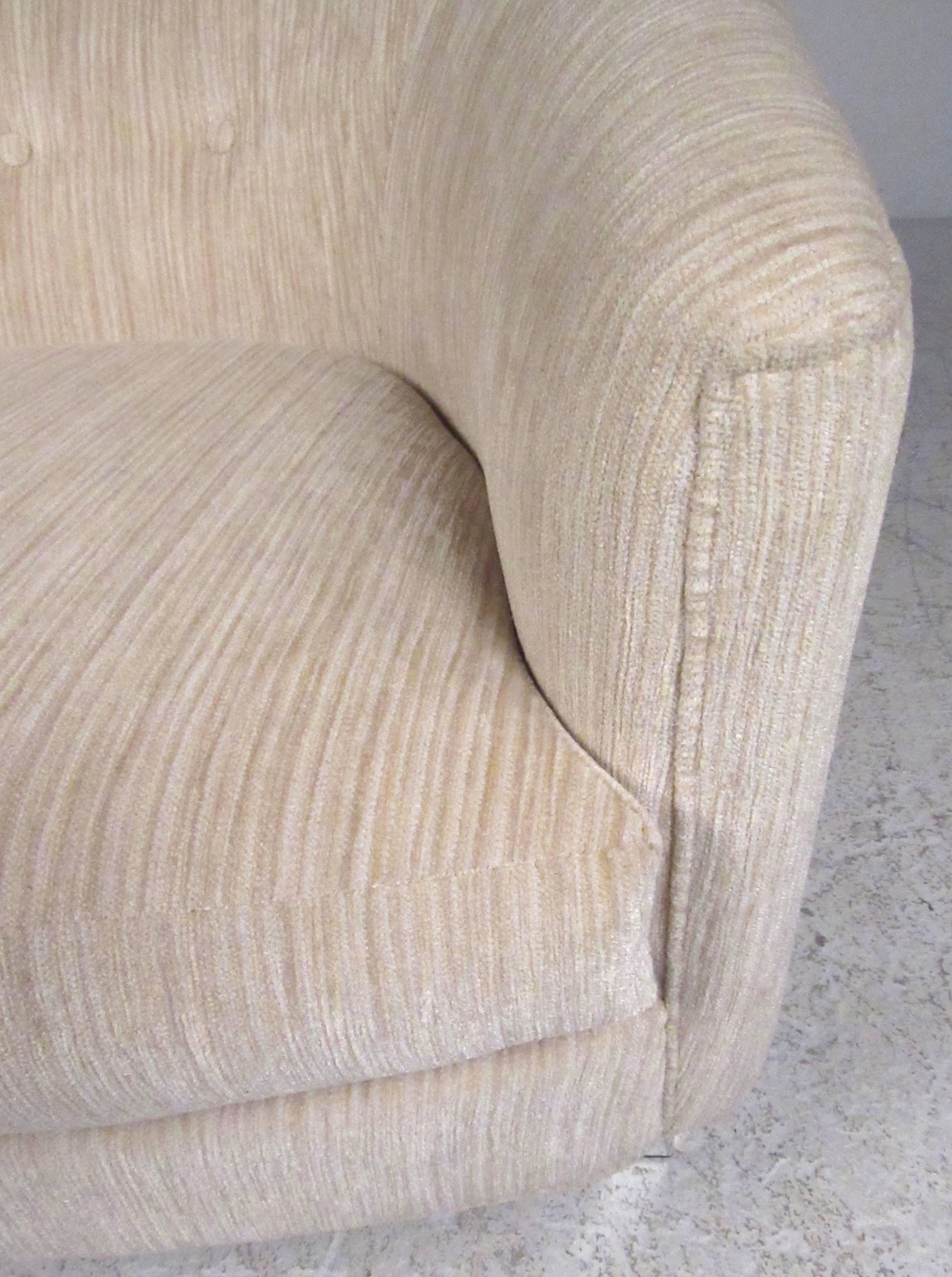Tissu d'ameublement Fauteuils de salon à dossier baril dans le style de Milo Baughman en vente