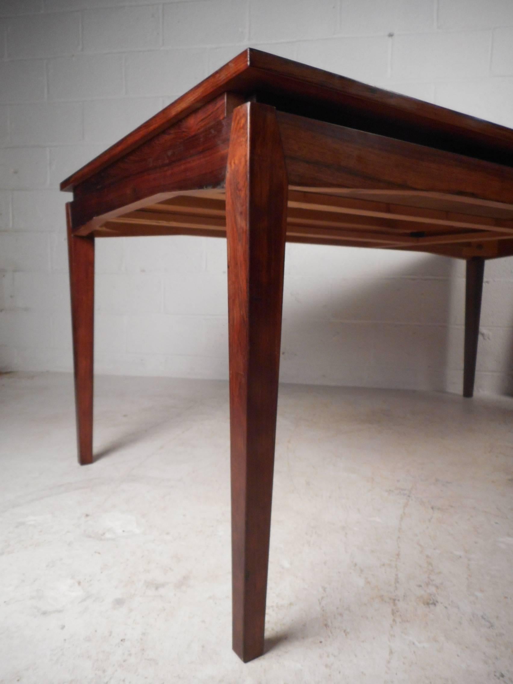 Mid-Century Modern Rosewood Dining Table in the Style of Johannes Andersen In Good Condition For Sale In Brooklyn, NY