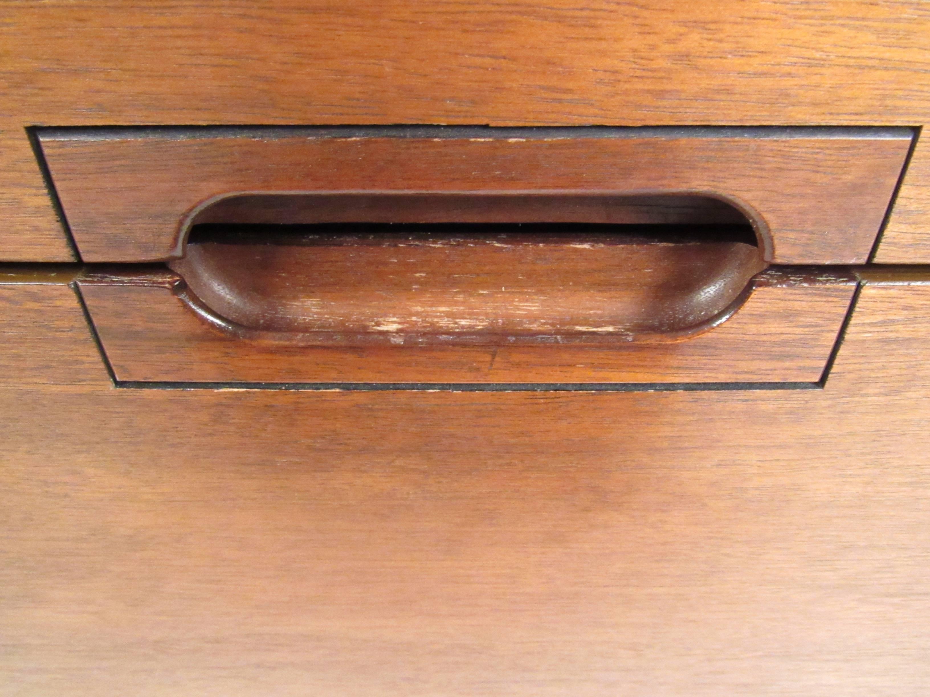 United Furniture Corporation Mid-Century Walnut Credenza In Good Condition In Brooklyn, NY