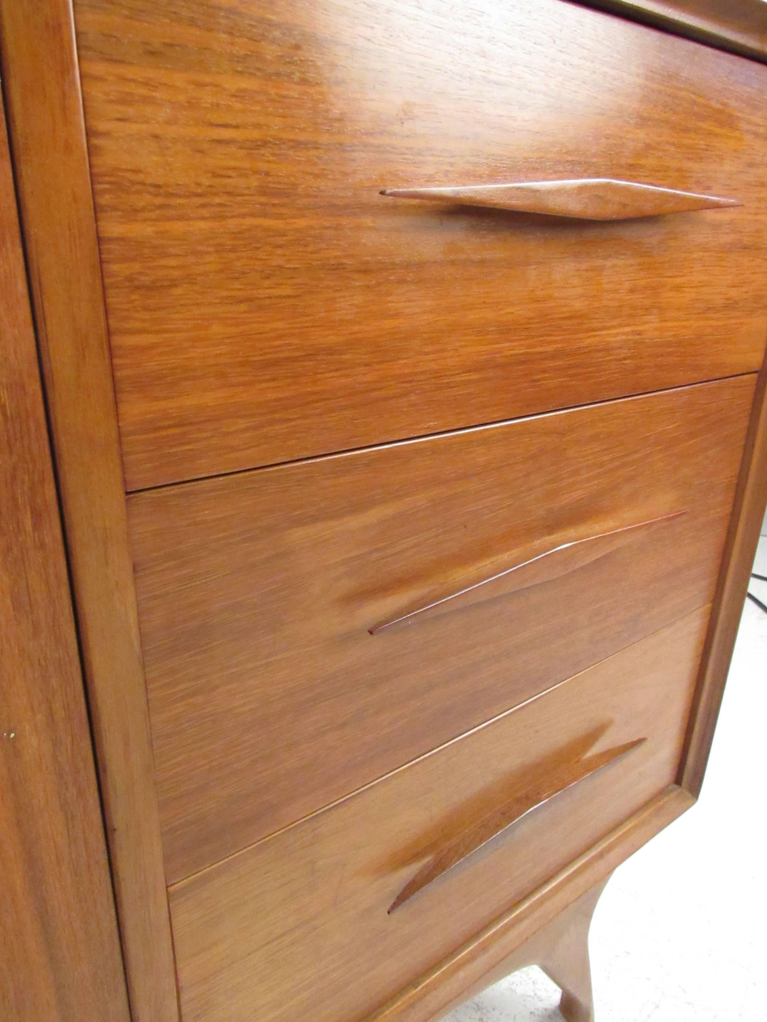 American of Martinsville Mid-Century Walnut Credenza In Good Condition In Brooklyn, NY