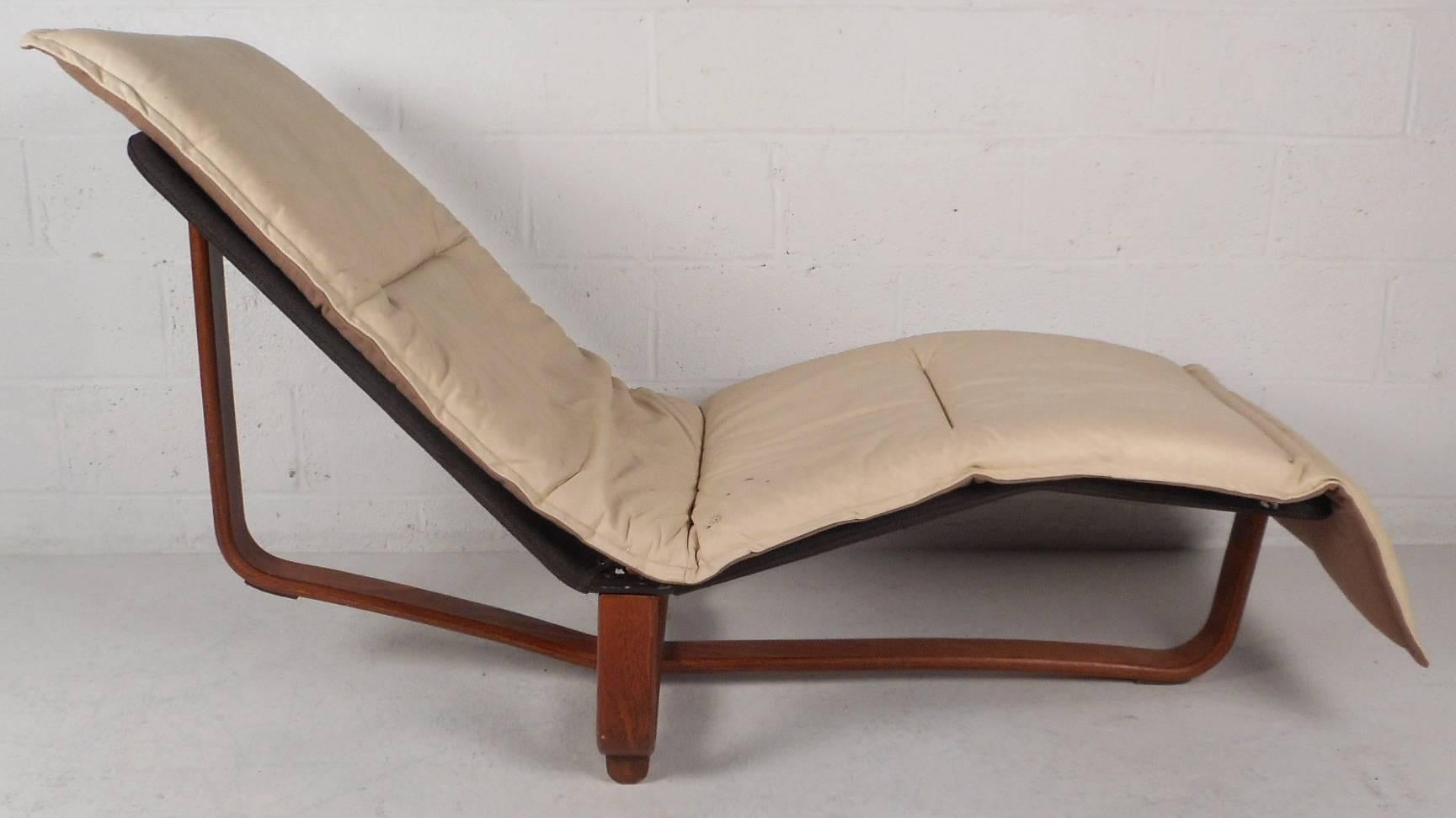 This stunning vintage modern chaise longue features a stylish and sturdy bentwood base. Versatile design functions as lounge chair to relax on or a daybed for napping. Extremely comfortable piece has a thick padded cushion covered in elegant white