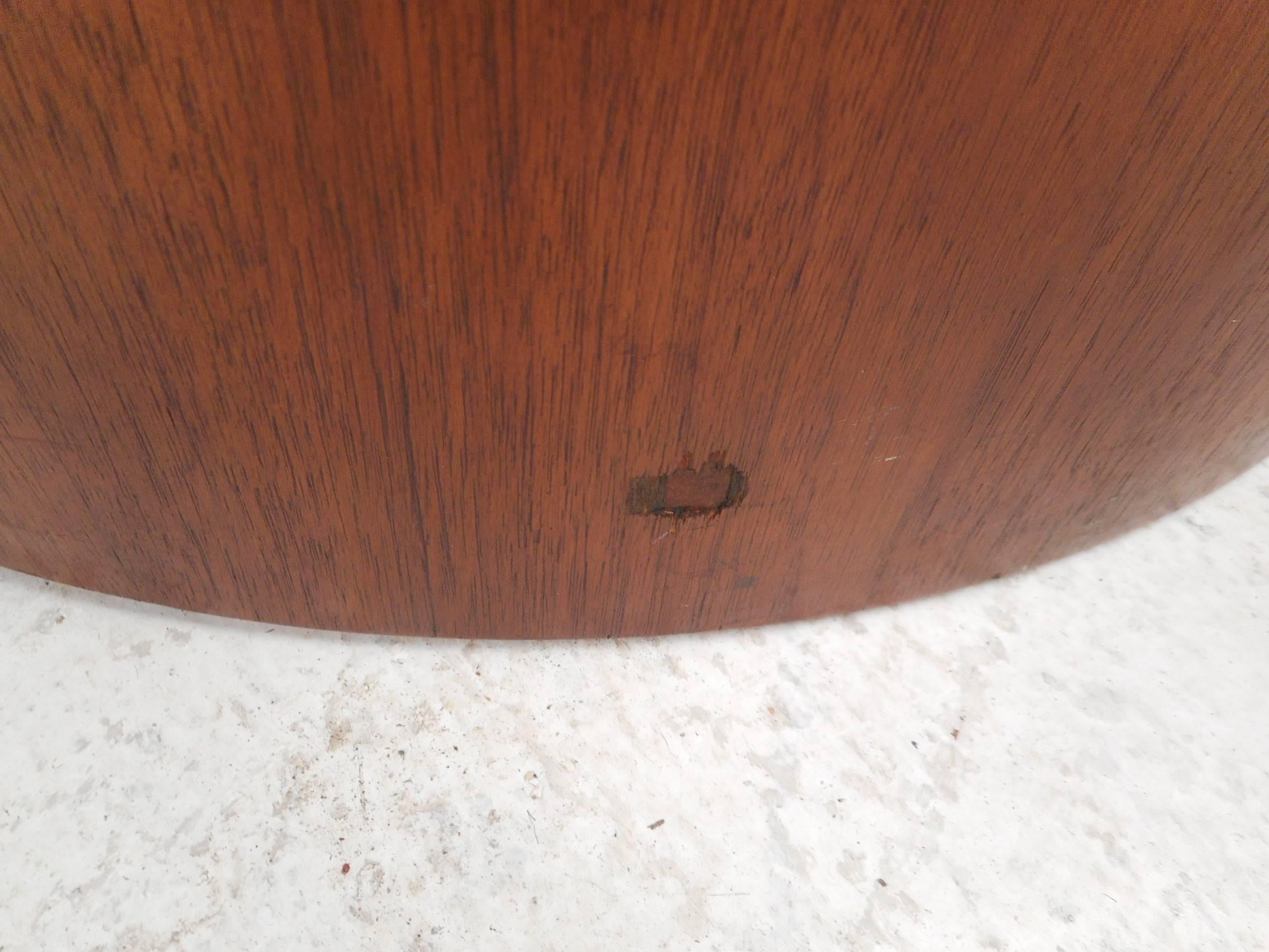Unique Mid-Century Modern Round Walnut End Tables In Good Condition In Brooklyn, NY