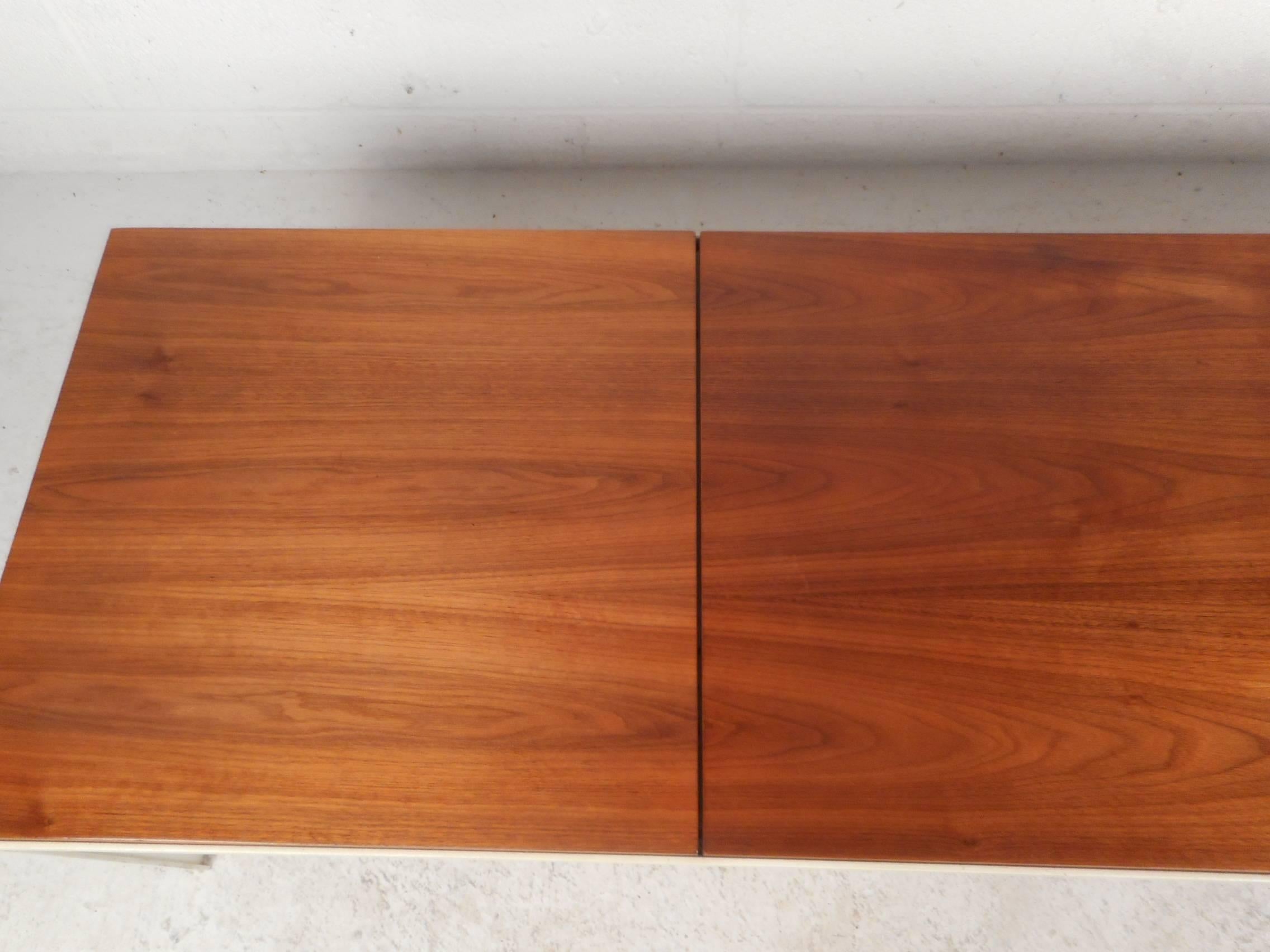 Exquisite Mid-Century Modern Coffee Table by Florence Knoll In Good Condition In Brooklyn, NY