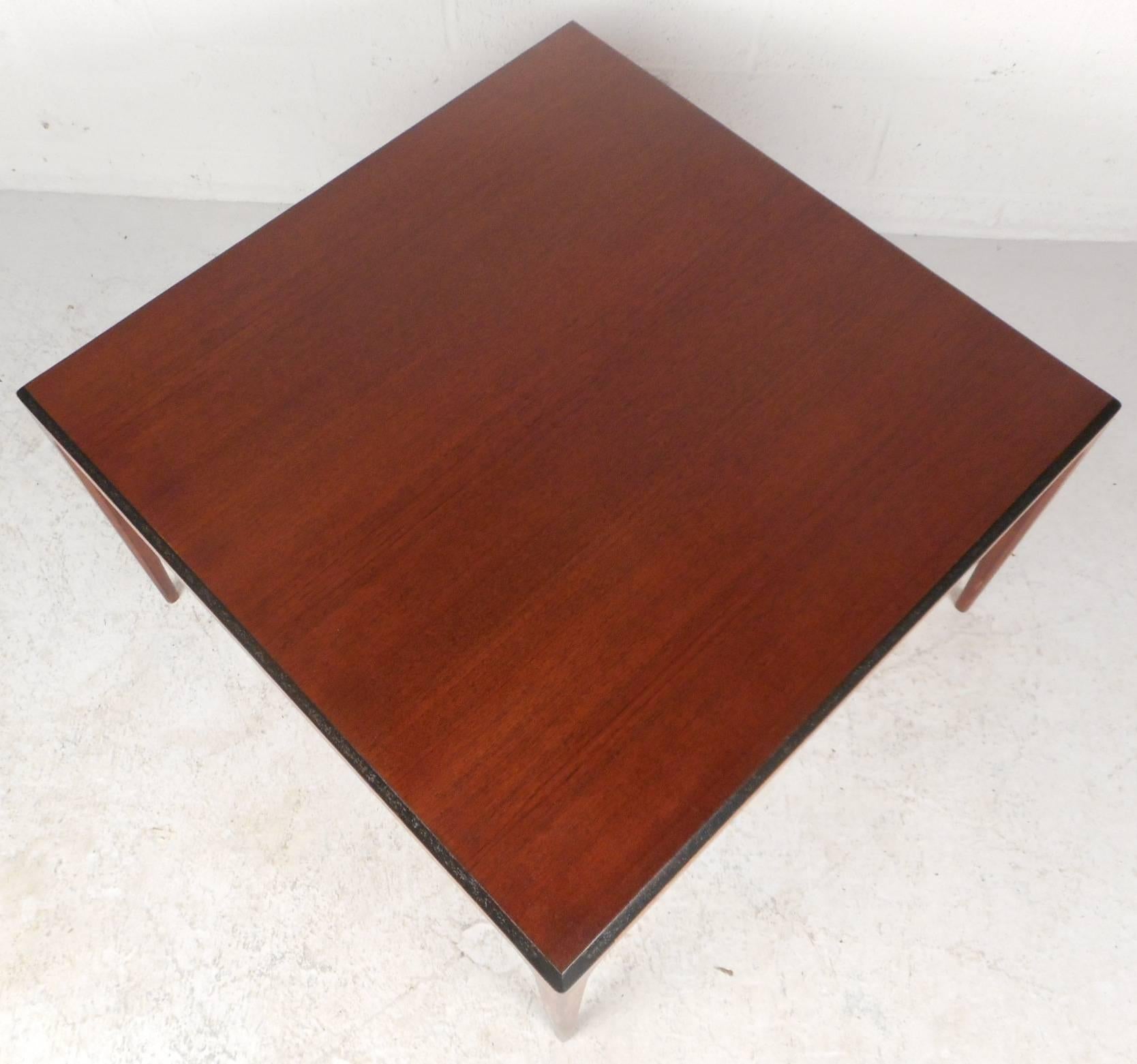 Mid-Century Modern Walnut Coffee Table In Good Condition For Sale In Brooklyn, NY