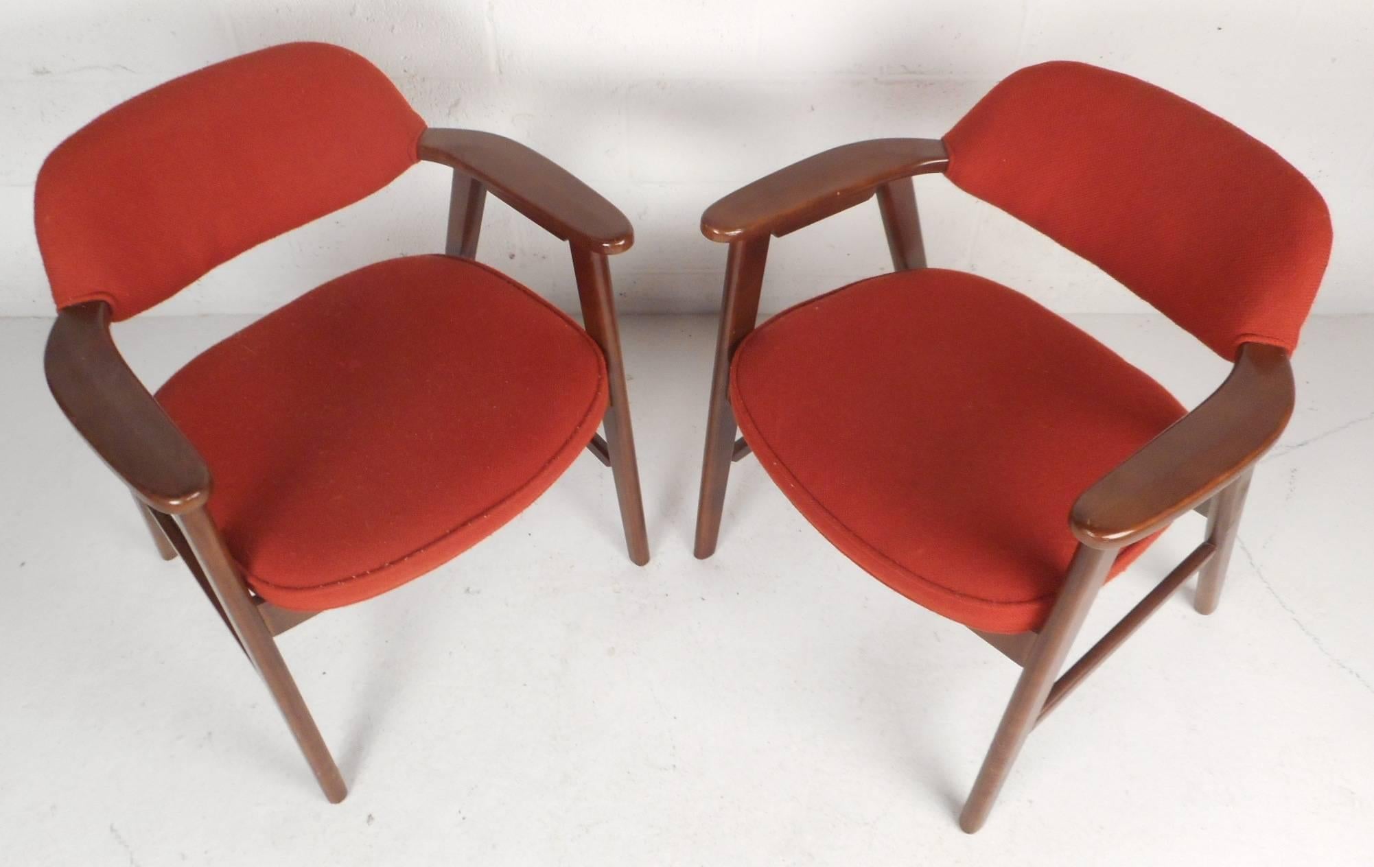 Mid-Century Modern Pair of Scandinavian Modern Arm Chairs For Sale