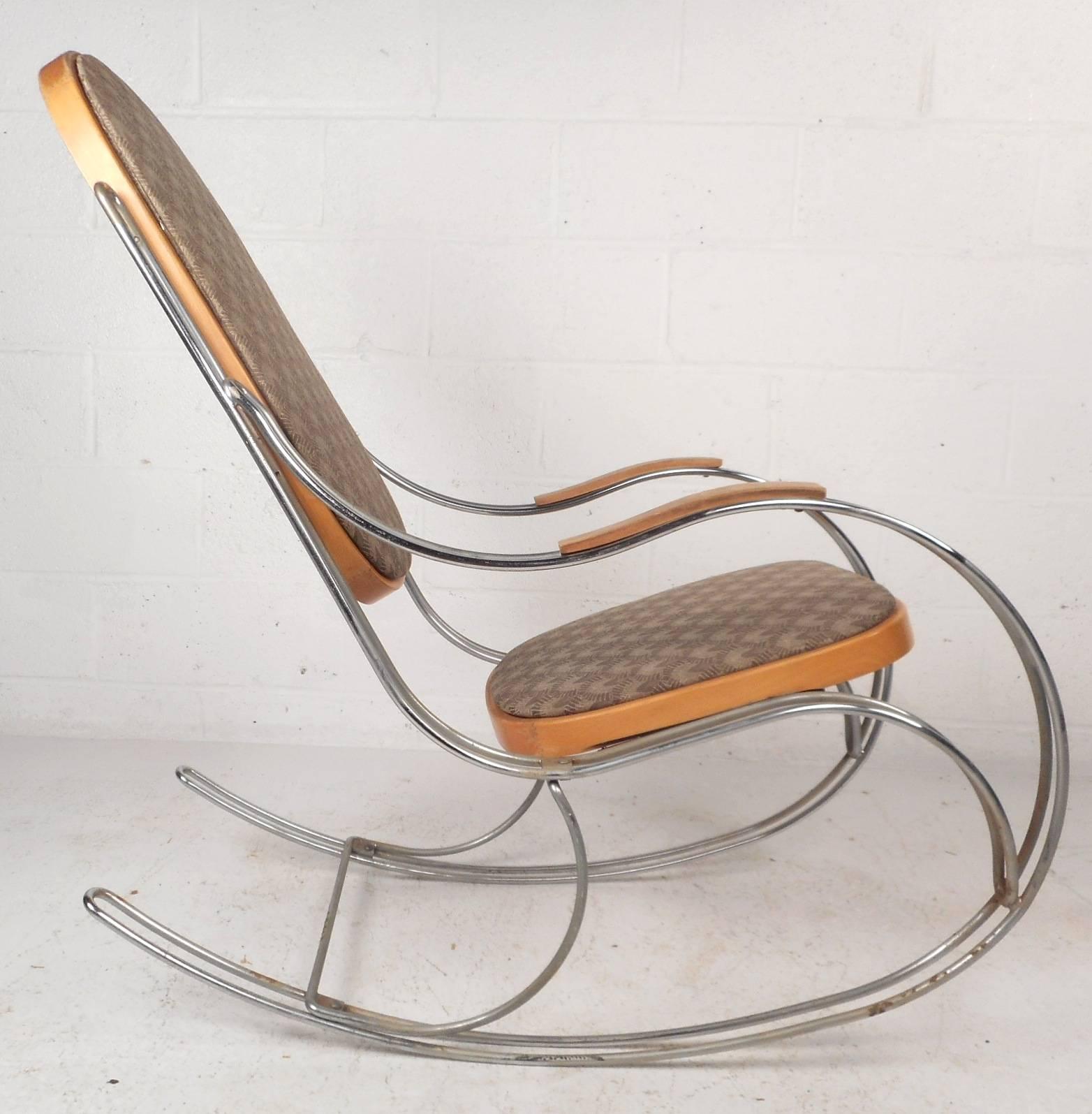 Cette merveilleuse chaise à bascule vintage moderne est dotée d'un cadre sculptural chromé à tige pliée. Un design élégant avec une assise et un dossier rembourrés complétés par du bois d'érable. Ce fauteuil à bascule élégant et confortable est le