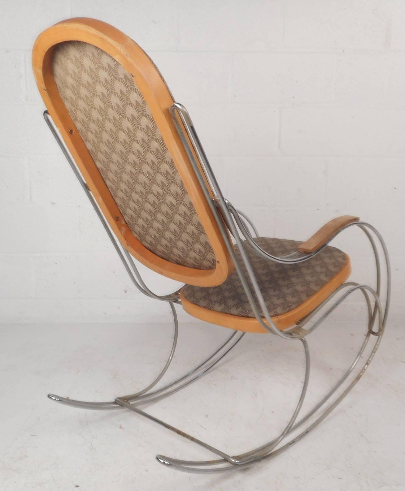 Mid-Century Modern Incroyable chaise à bascule moderne du milieu du siècle dernier dans le style de Thonet en vente