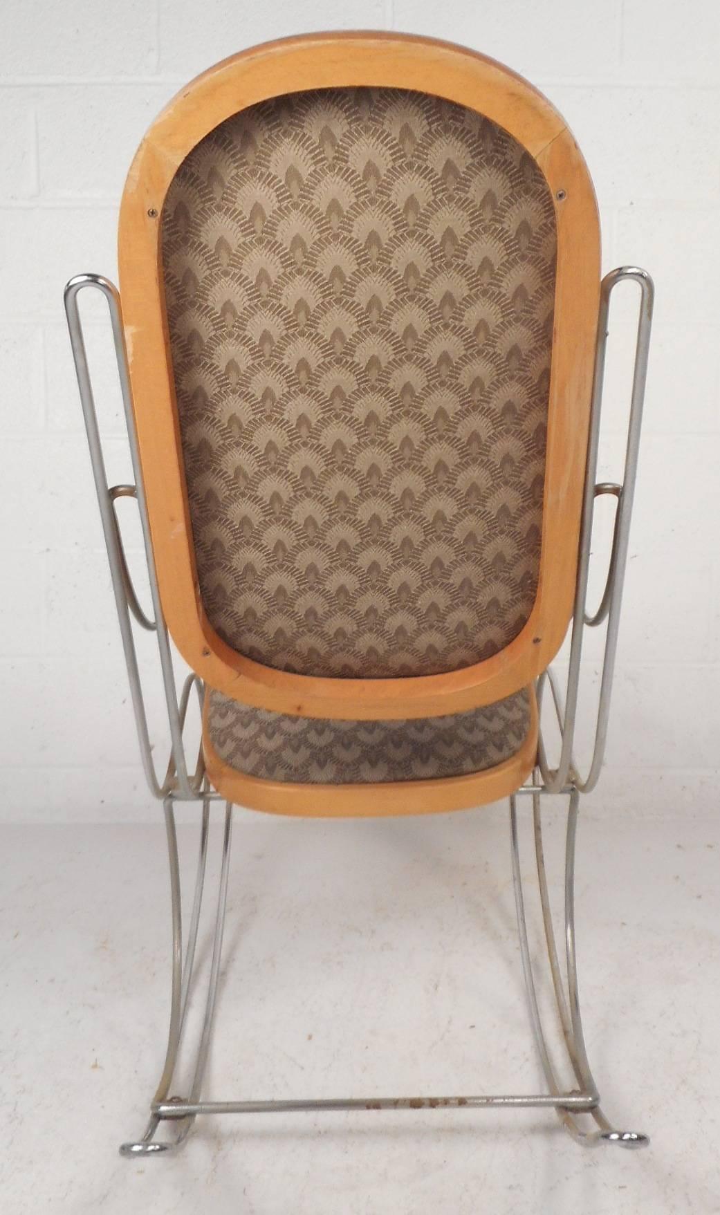 Incroyable chaise à bascule moderne du milieu du siècle dernier dans le style de Thonet Bon état - En vente à Brooklyn, NY