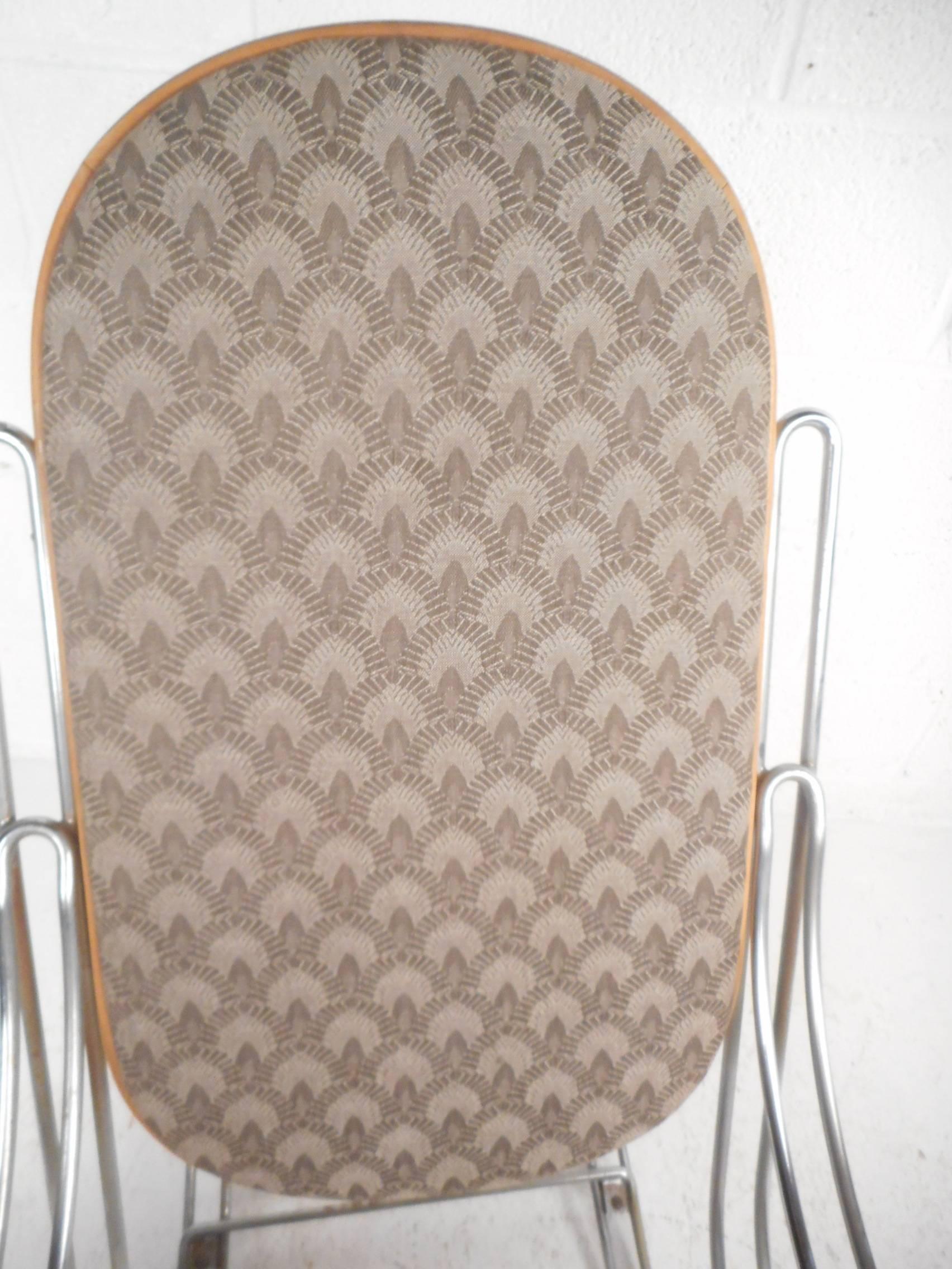 Tissu d'ameublement Incroyable chaise à bascule moderne du milieu du siècle dernier dans le style de Thonet en vente