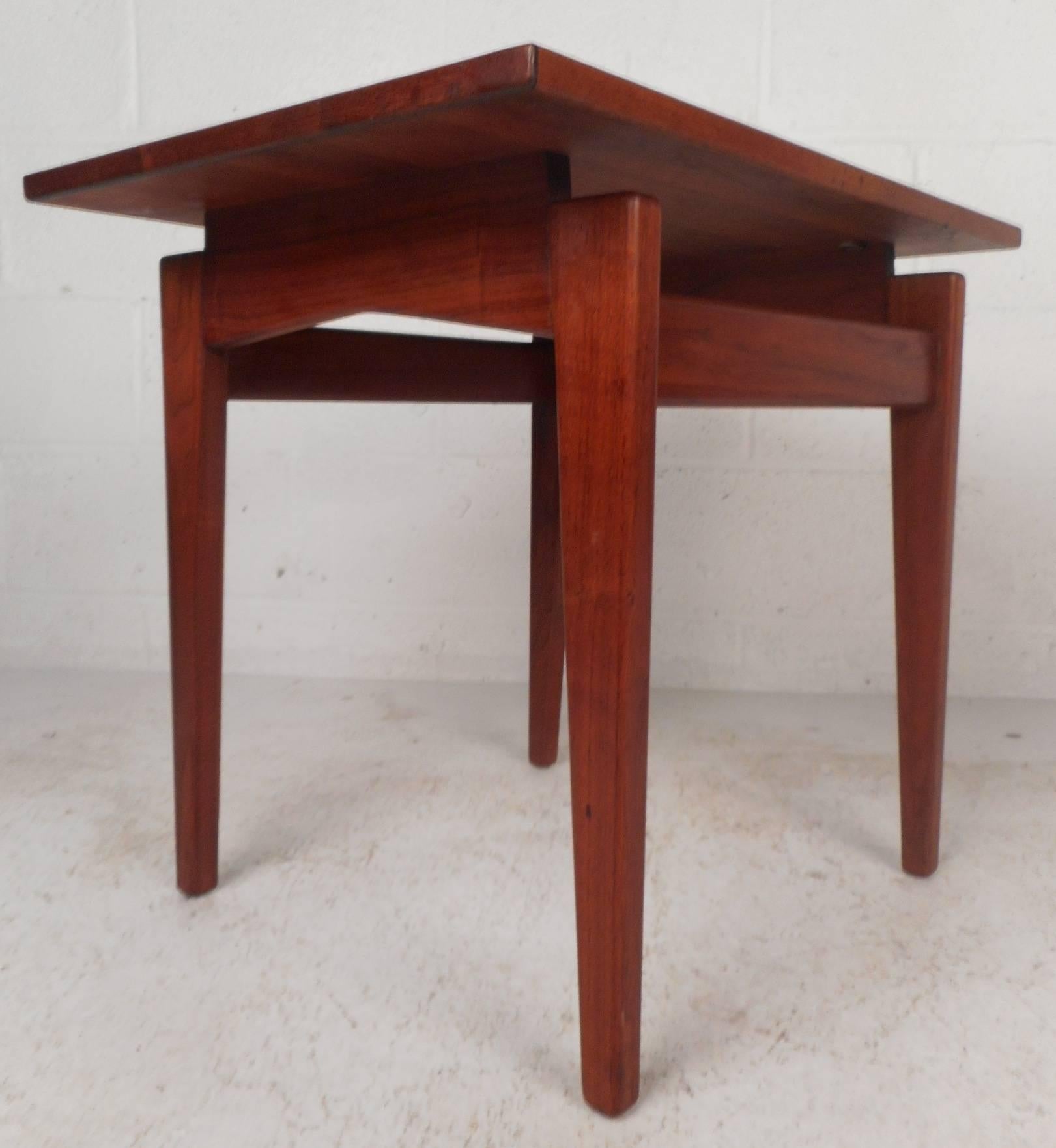 This beautiful vintage modern end table features a stylish floating top design. Solid walnut table with elegant wood grain and tapered legs. This unique Mid-Century side table makes the perfect addition to any modern interior. Please confirm item