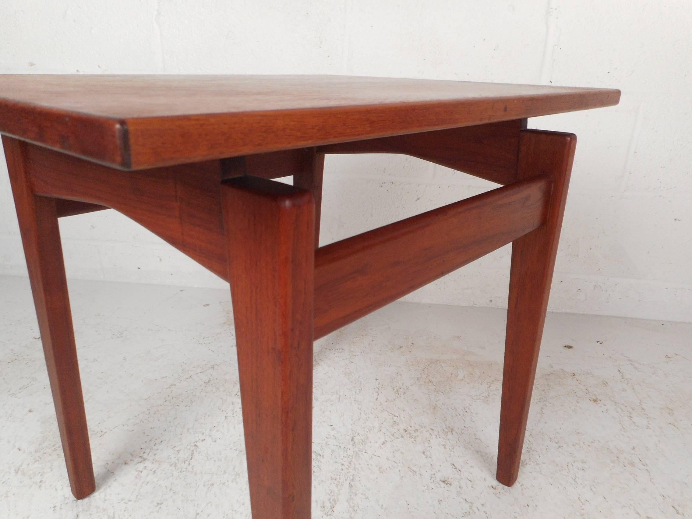 Mid-Century Modern Walnut End Table by Jens Risom In Good Condition In Brooklyn, NY