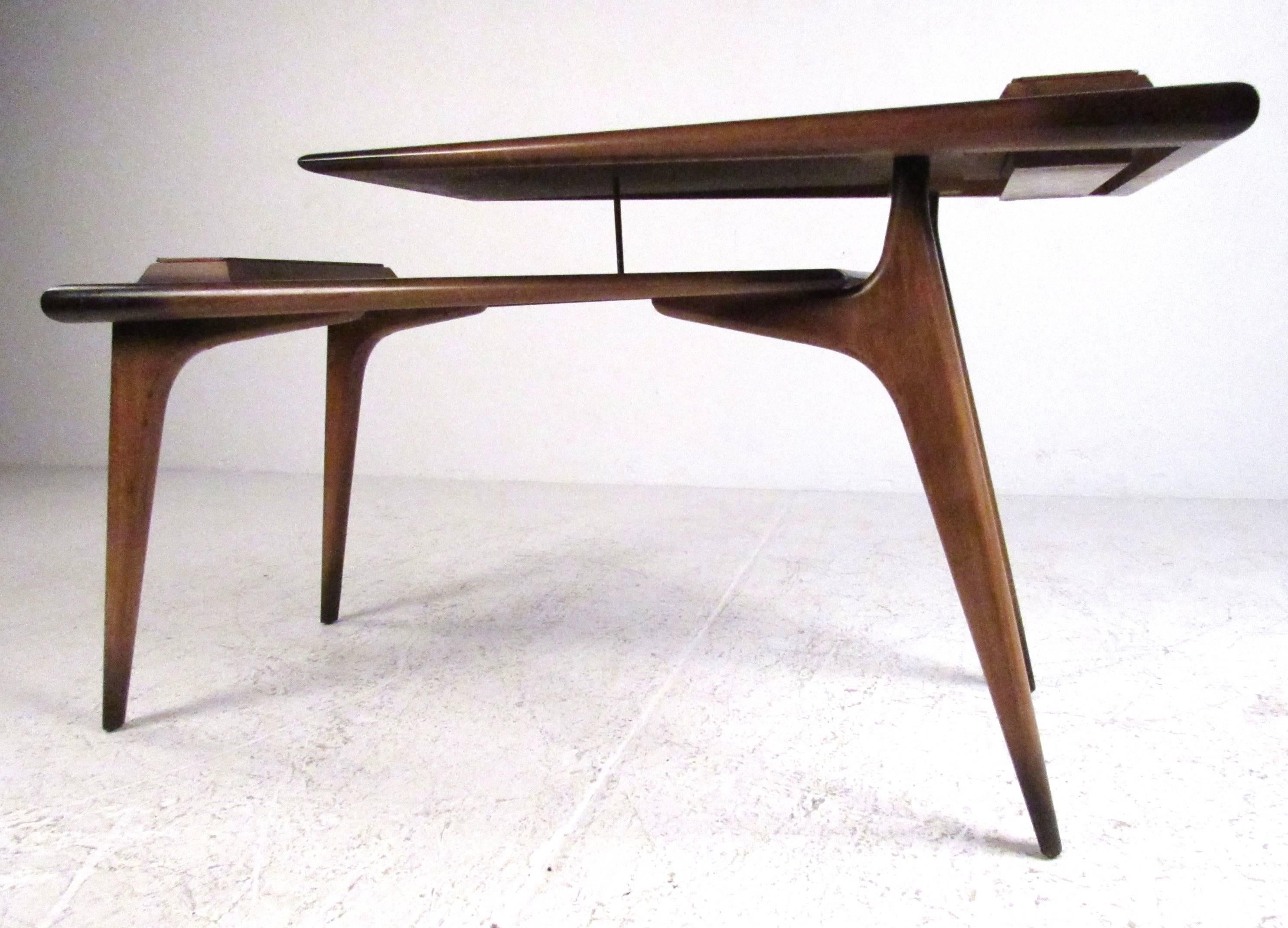 Américain Table d'appoint sculpturale du milieu du siècle en acajou et cuivre en vente