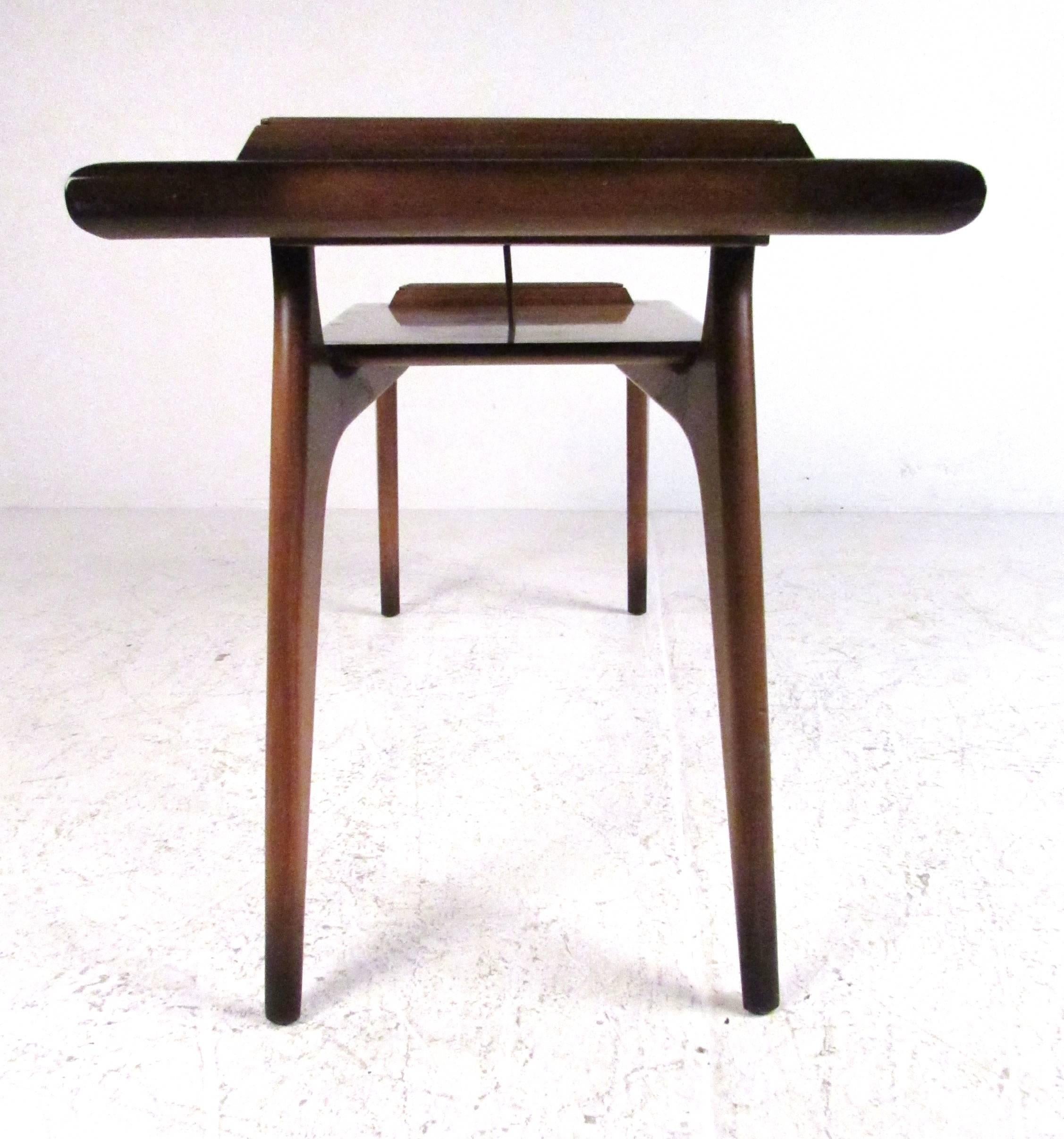 Sculpté Table d'appoint sculpturale du milieu du siècle en acajou et cuivre en vente