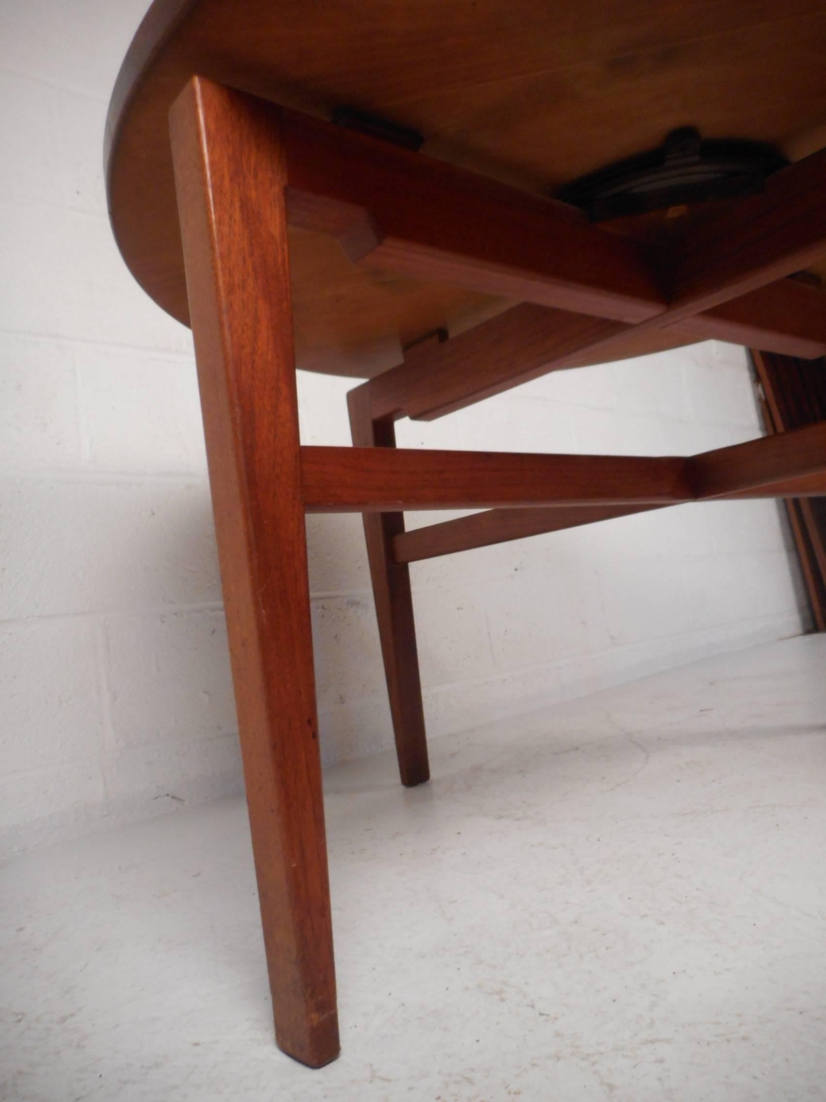 Mid-Century Modern Revolving Card Table and Dining Chairs by Jens Risom In Good Condition In Brooklyn, NY