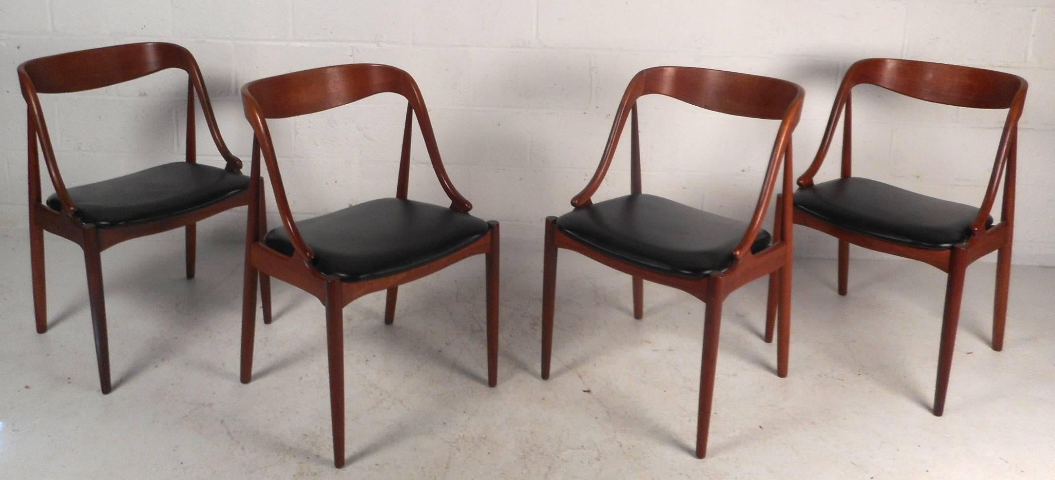 Stylish Mid-Century Modern Walnut Dining Set In Good Condition In Brooklyn, NY